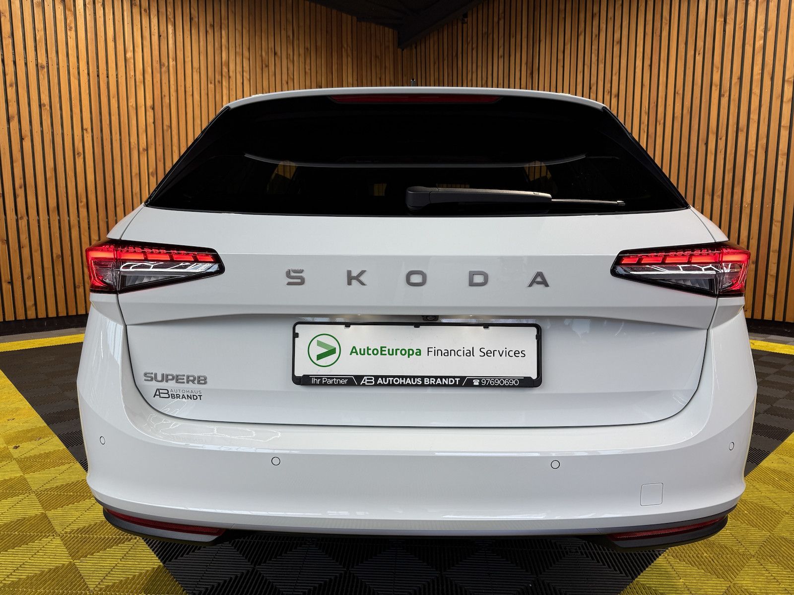 Fahrzeugabbildung SKODA Superb Combi e-TSI L&K *Navi*Kam*AHK*Leder*DCC*