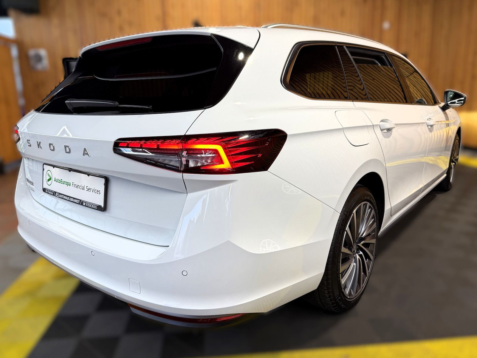 Fahrzeugabbildung SKODA Superb Combi e-TSI L&K *Navi*Kam*AHK*Leder*DCC*