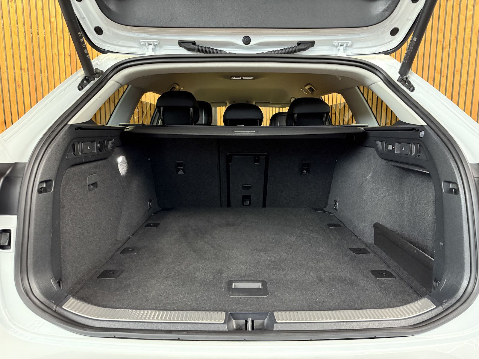 Fahrzeugabbildung SKODA Superb Combi e-TSI L&K *Navi*Kam*AHK*Leder*DCC*