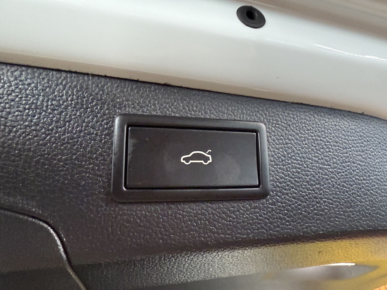 Fahrzeugabbildung SKODA Superb Combi e-TSI L&K *Navi*Kam*AHK*Leder*DCC*
