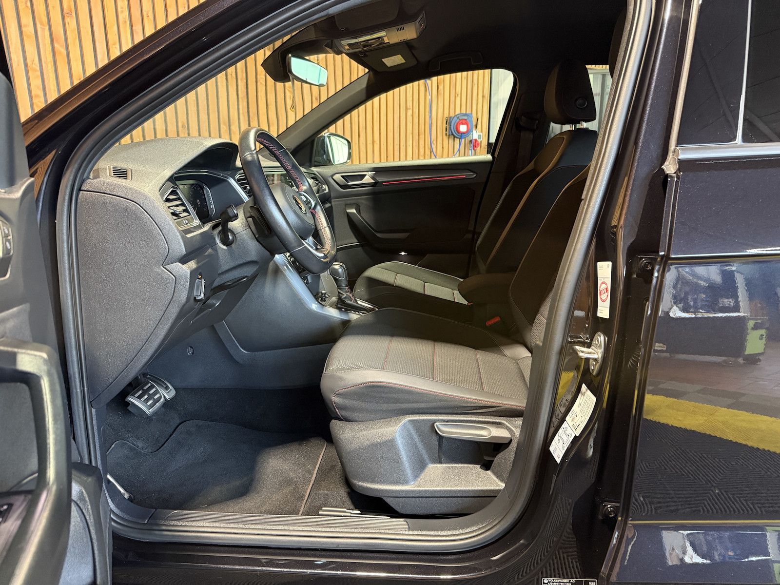 Fahrzeugabbildung Volkswagen T-Roc 1,5TSI R-Line DSG Navi*LED*Kam*AHK*Virtual