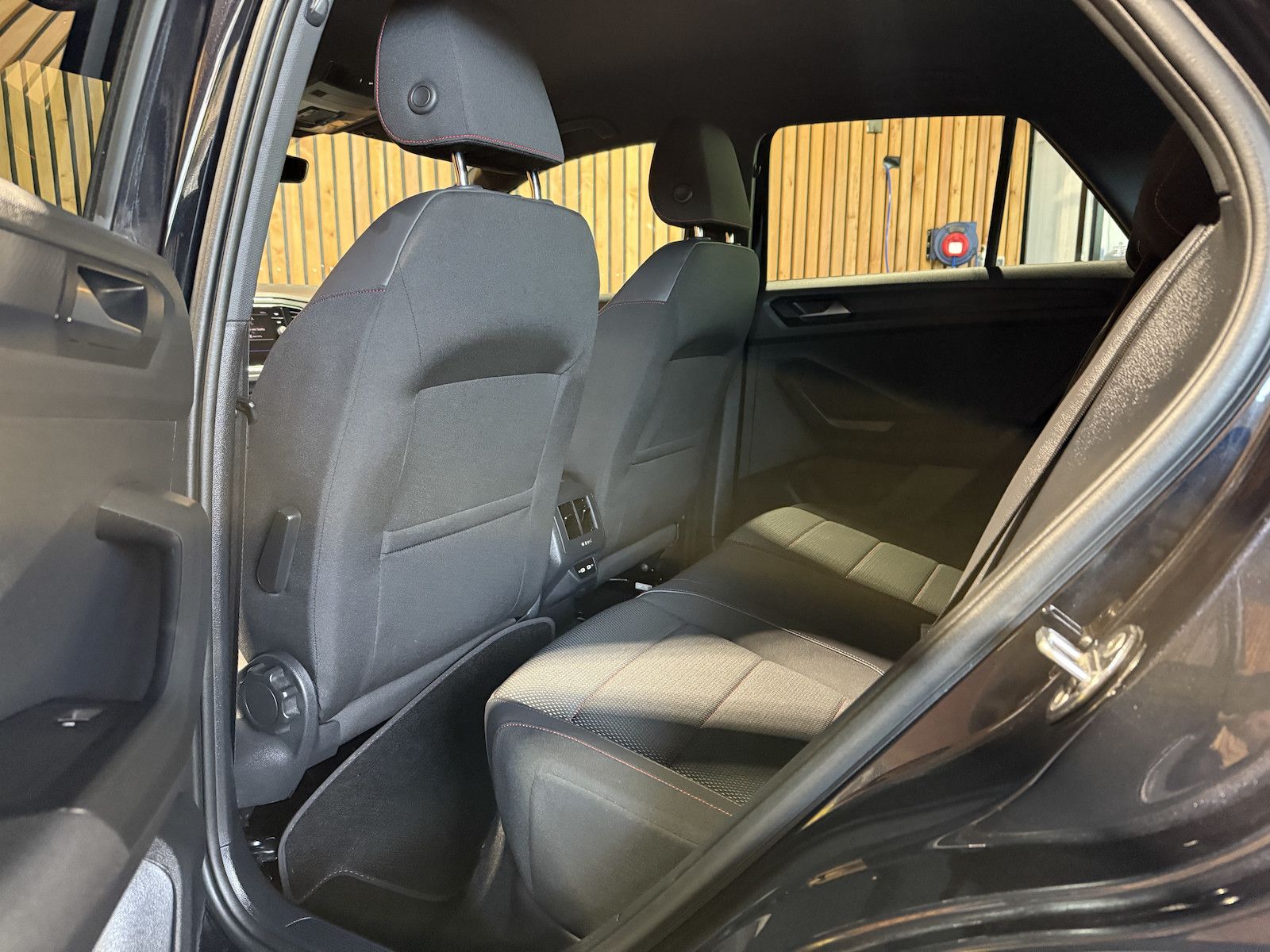 Fahrzeugabbildung Volkswagen T-Roc 1,5TSI R-Line DSG Navi*LED*Kam*AHK*Virtual