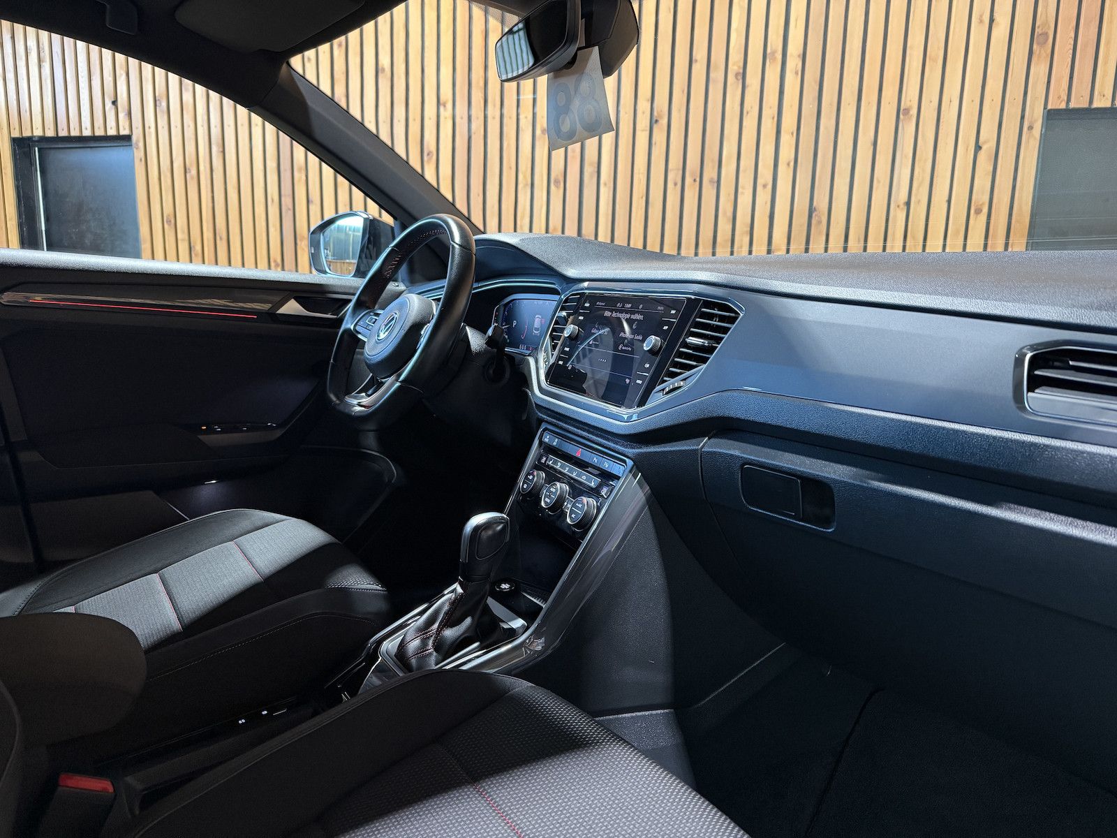 Fahrzeugabbildung Volkswagen T-Roc 1,5TSI R-Line DSG Navi*LED*Kam*AHK*Virtual