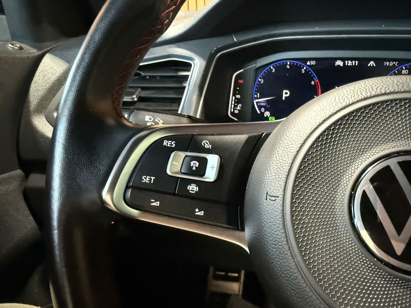 Fahrzeugabbildung Volkswagen T-Roc 1,5TSI R-Line DSG Navi*LED*Kam*AHK*Virtual
