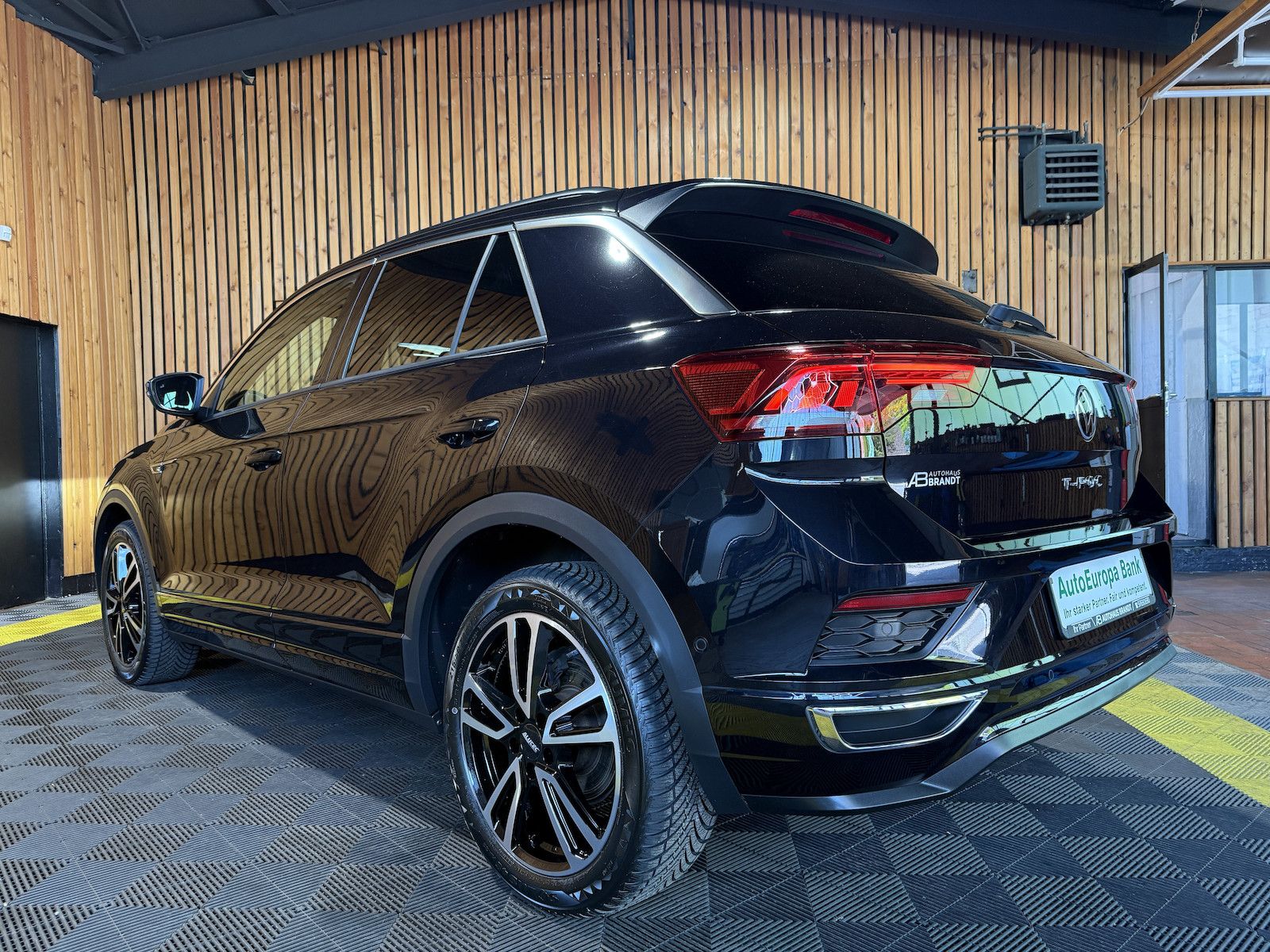 Fahrzeugabbildung Volkswagen T-Roc 1,5TSI R-Line DSG Navi*LED*Kam*AHK*Virtual
