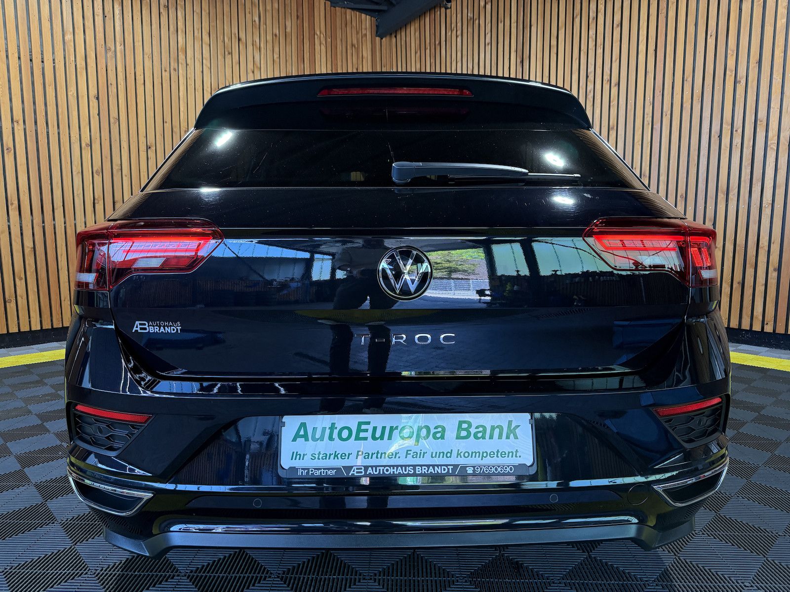 Fahrzeugabbildung Volkswagen T-Roc 1,5TSI R-Line DSG Navi*LED*Kam*AHK*Virtual