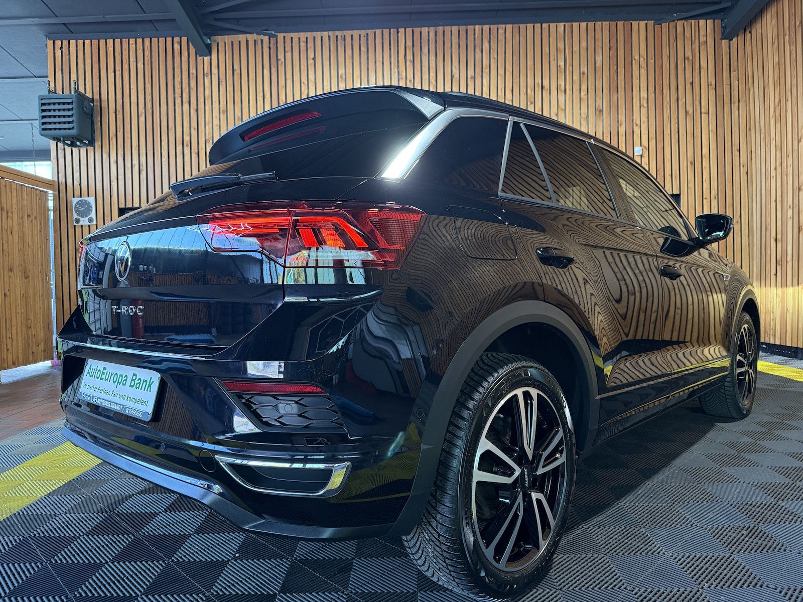 Fahrzeugabbildung Volkswagen T-Roc 1,5TSI R-Line DSG Navi*LED*Kam*AHK*Virtual