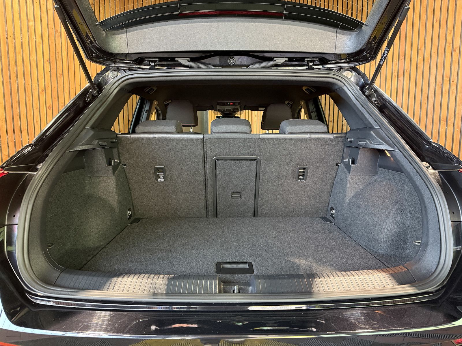 Fahrzeugabbildung Volkswagen T-Roc 1,5TSI R-Line DSG Navi*LED*Kam*AHK*Virtual