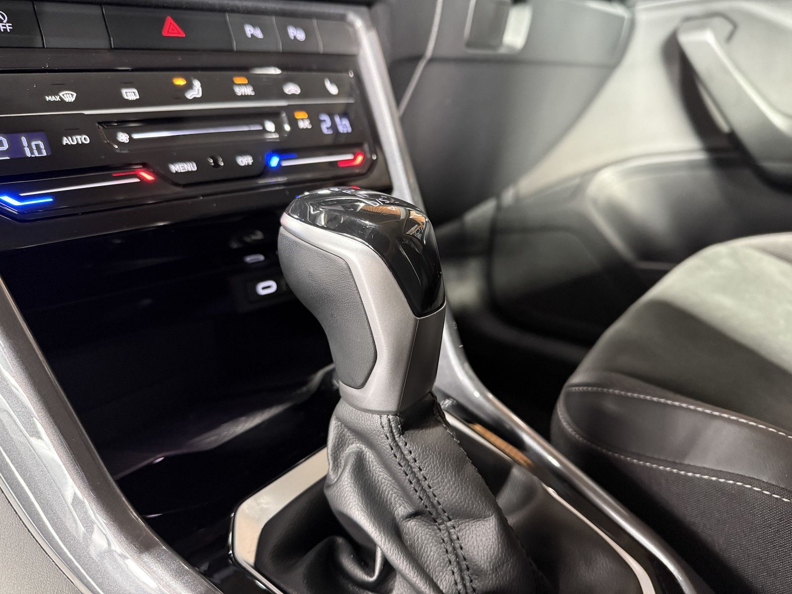 Fahrzeugabbildung Volkswagen T-Roc 2,0 TDI Style DSG Navi*LED*Kam*Virtual*AHK
