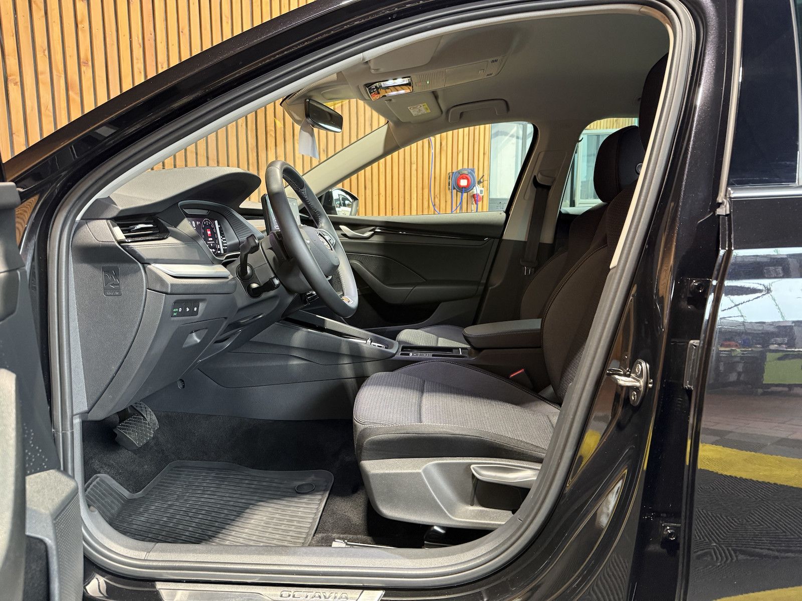 Fahrzeugabbildung SKODA Octavia Combi Selec. 2,0 TDI DSG Navi*Matrix*AHK
