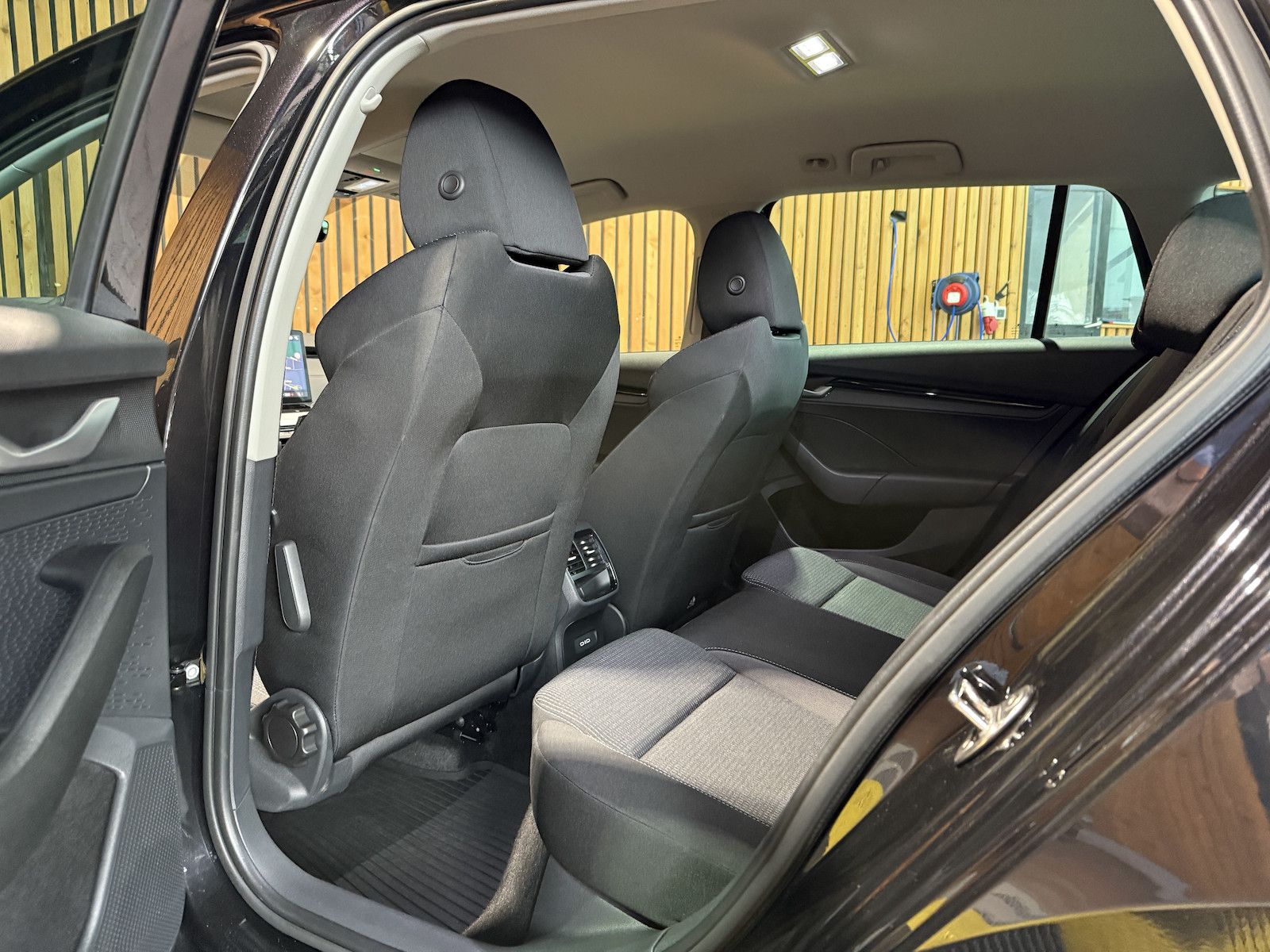 Fahrzeugabbildung SKODA Octavia Combi Selec. 2,0 TDI DSG Navi*Matrix*AHK