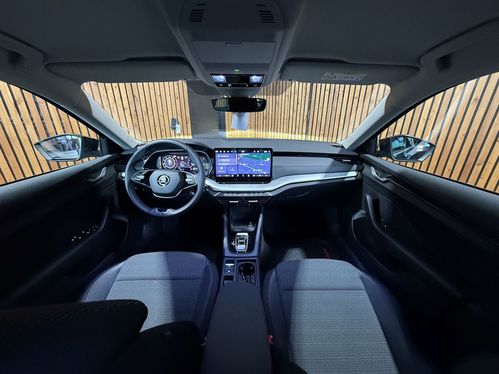 Fahrzeugabbildung SKODA Octavia Combi Selec. 2,0 TDI DSG Navi*Matrix*AHK