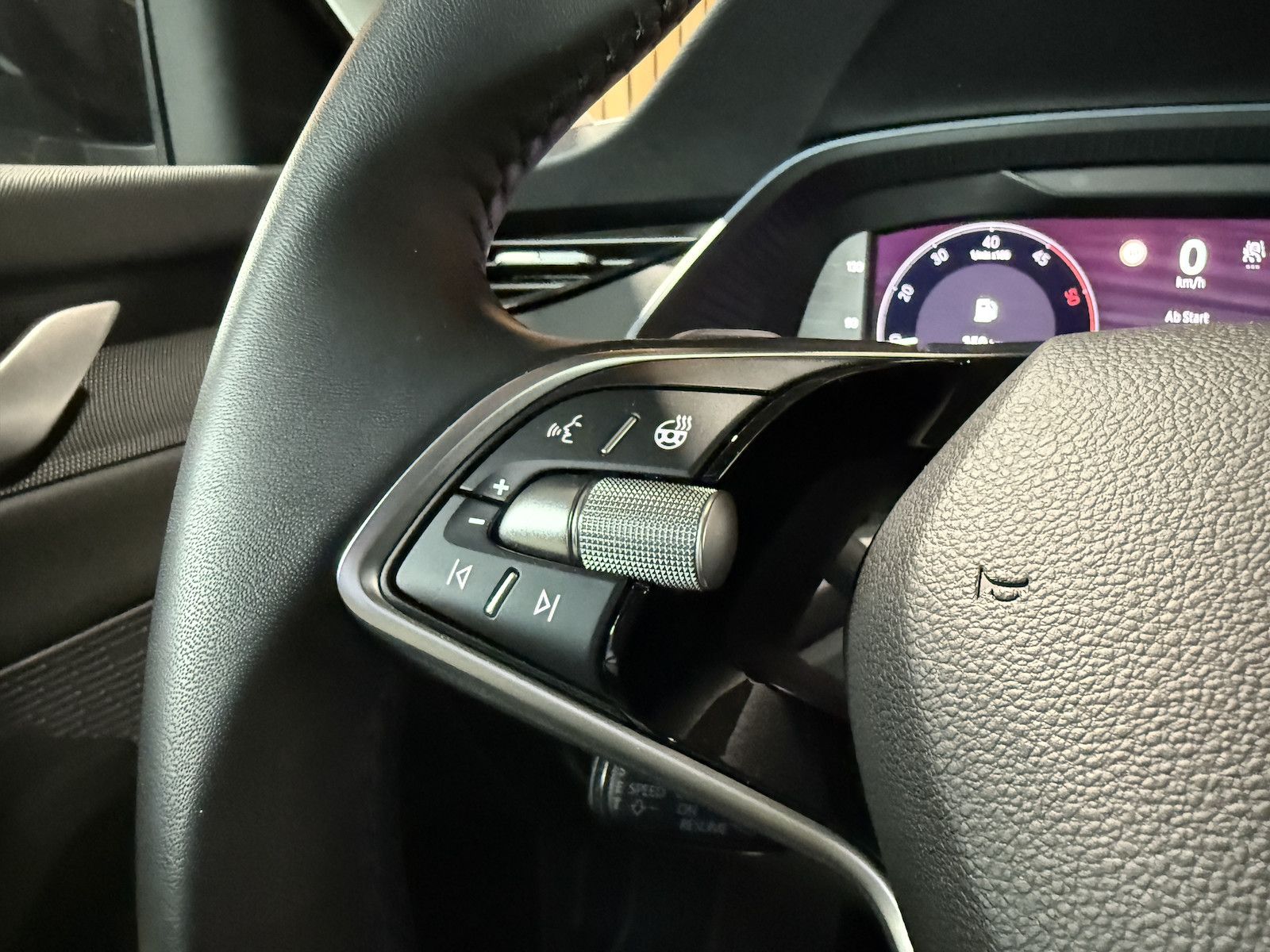Fahrzeugabbildung SKODA Octavia Combi Selec. 2,0 TDI DSG Navi*Matrix*AHK