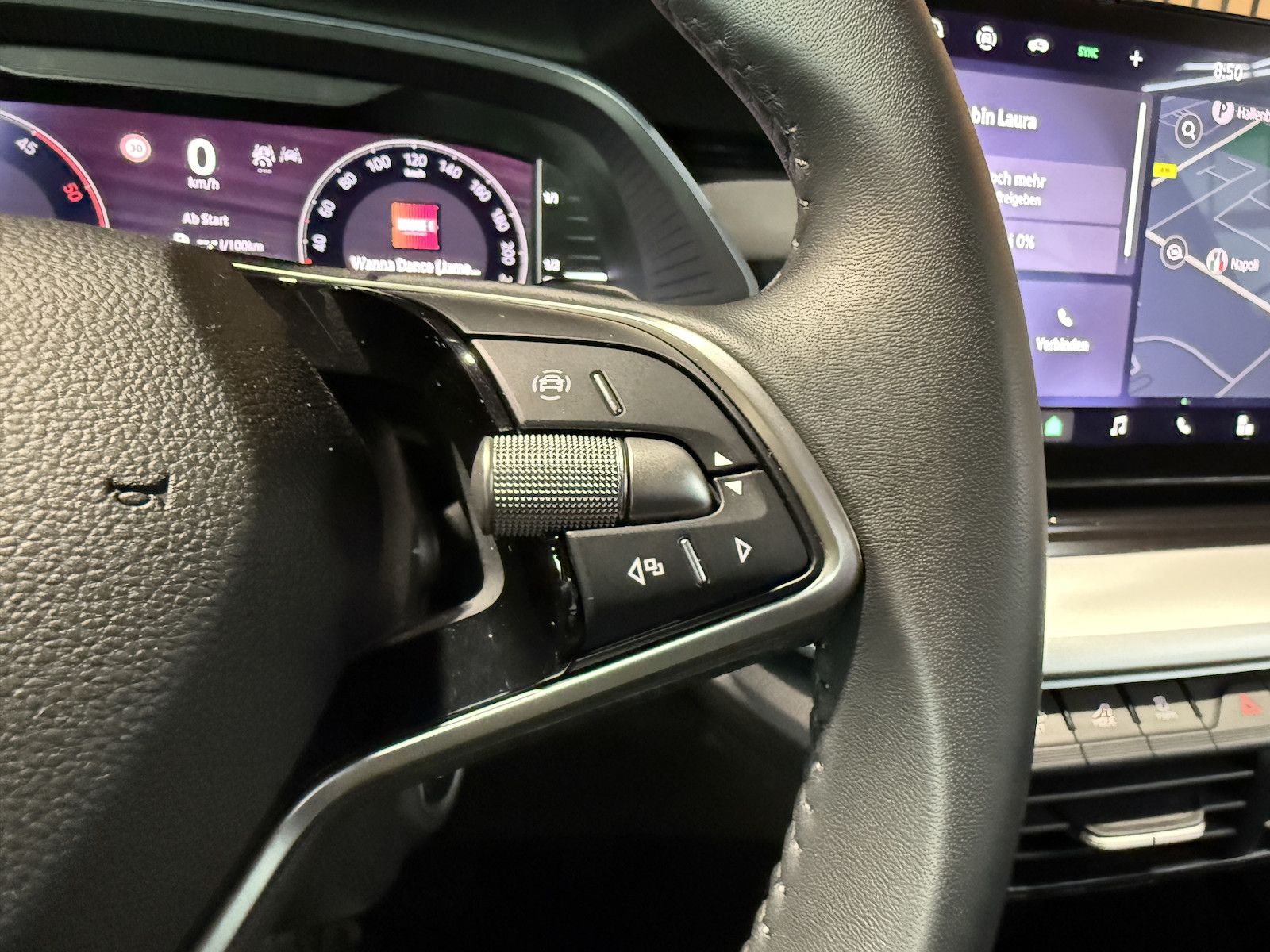 Fahrzeugabbildung SKODA Octavia Combi Selec. 2,0 TDI DSG Navi*Matrix*AHK