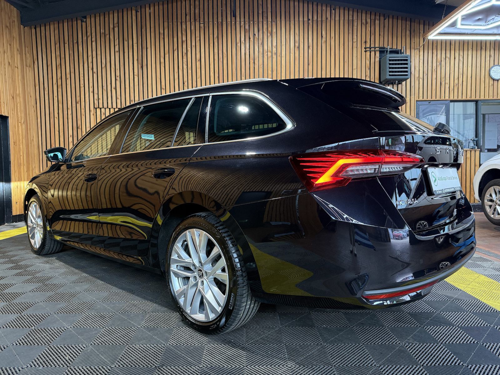 Fahrzeugabbildung SKODA Octavia Combi Selec. 2,0 TDI DSG Navi*Matrix*AHK