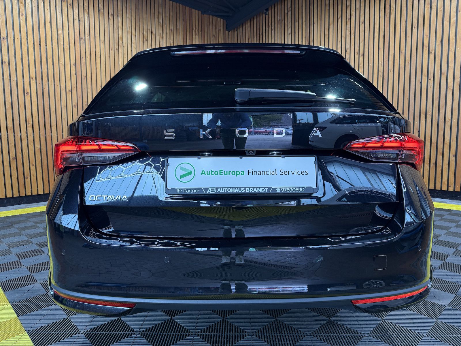 Fahrzeugabbildung SKODA Octavia Combi Selec. 2,0 TDI DSG Navi*Matrix*AHK