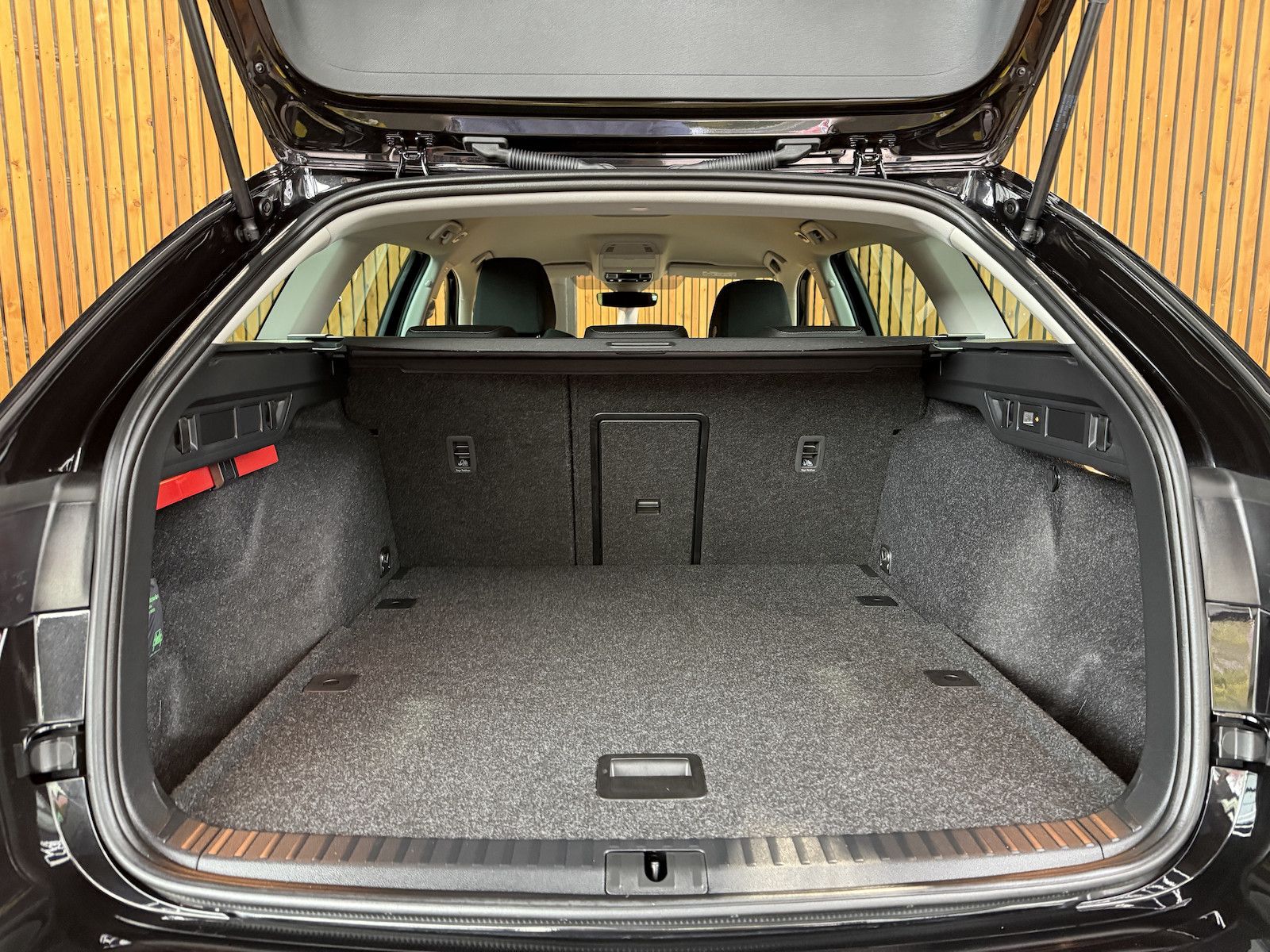 Fahrzeugabbildung SKODA Octavia Combi Selec. 2,0 TDI DSG Navi*Matrix*AHK