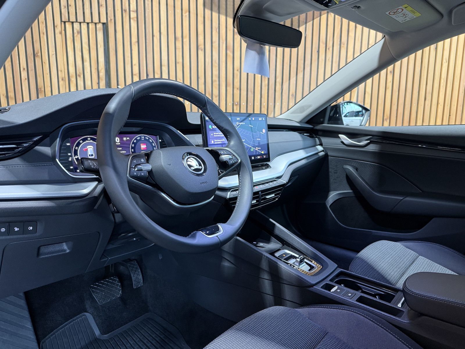 Fahrzeugabbildung SKODA Octavia Combi Selec. 2,0 TDI DSG Navi*Matrix*AHK