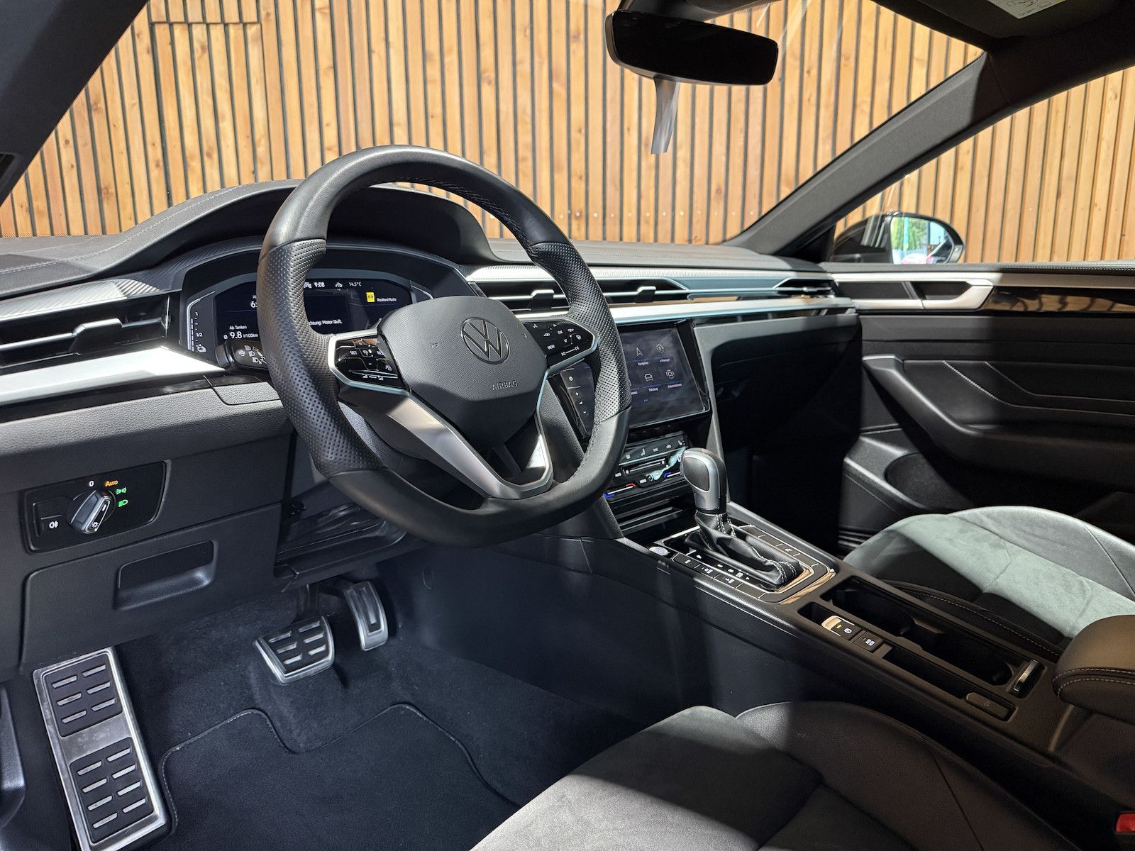 Fahrzeugabbildung Volkswagen Arteon 1.4 eHybrid SB. R-Line Navi*AHK*DCC*Kessy