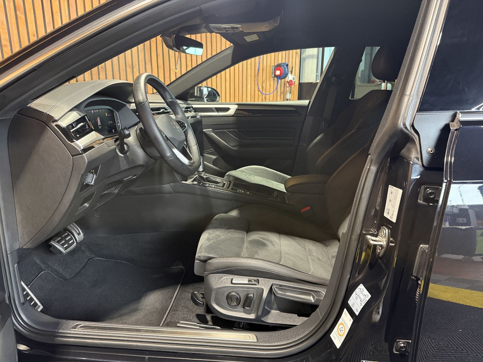 Fahrzeugabbildung Volkswagen Arteon 1.4 eHybrid SB. R-Line Navi*AHK*DCC*Kessy