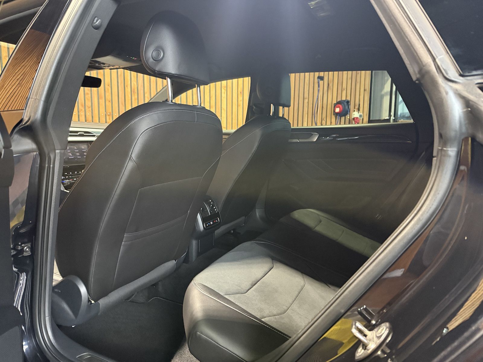 Fahrzeugabbildung Volkswagen Arteon 1.4 eHybrid SB. R-Line Navi*AHK*DCC*Kessy