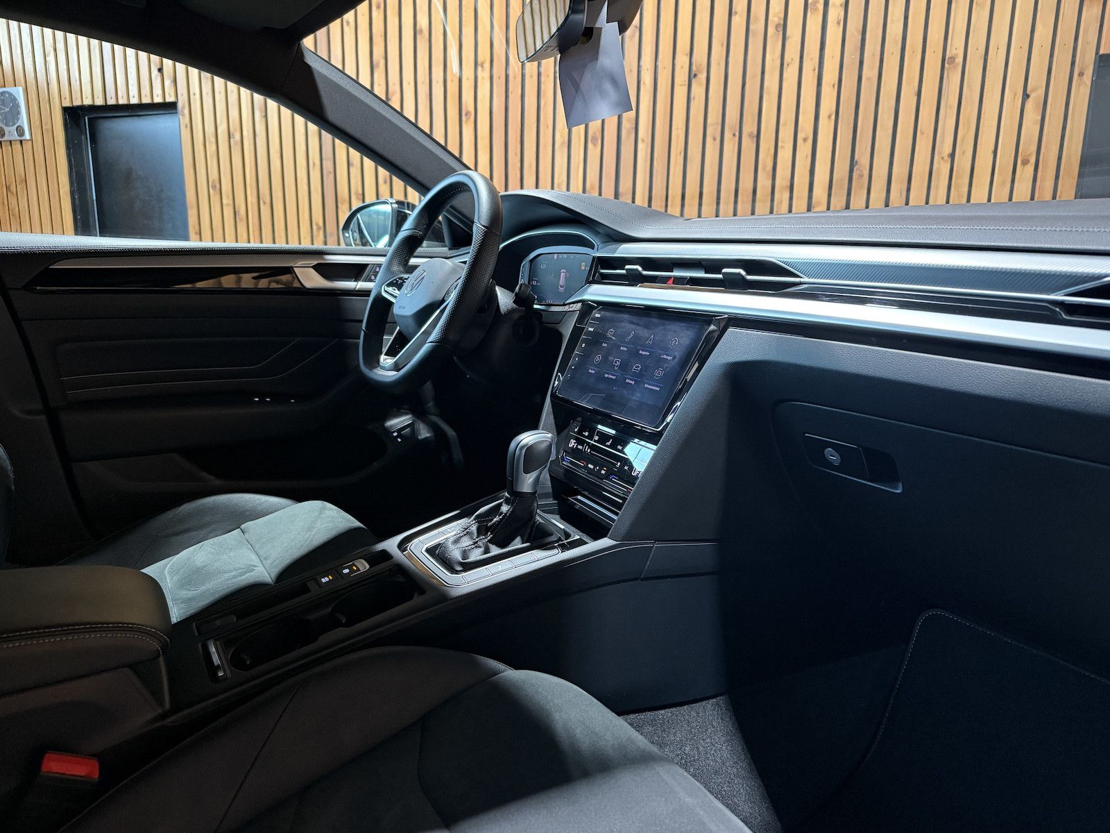 Fahrzeugabbildung Volkswagen Arteon 1.4 eHybrid SB. R-Line Navi*AHK*DCC*Kessy