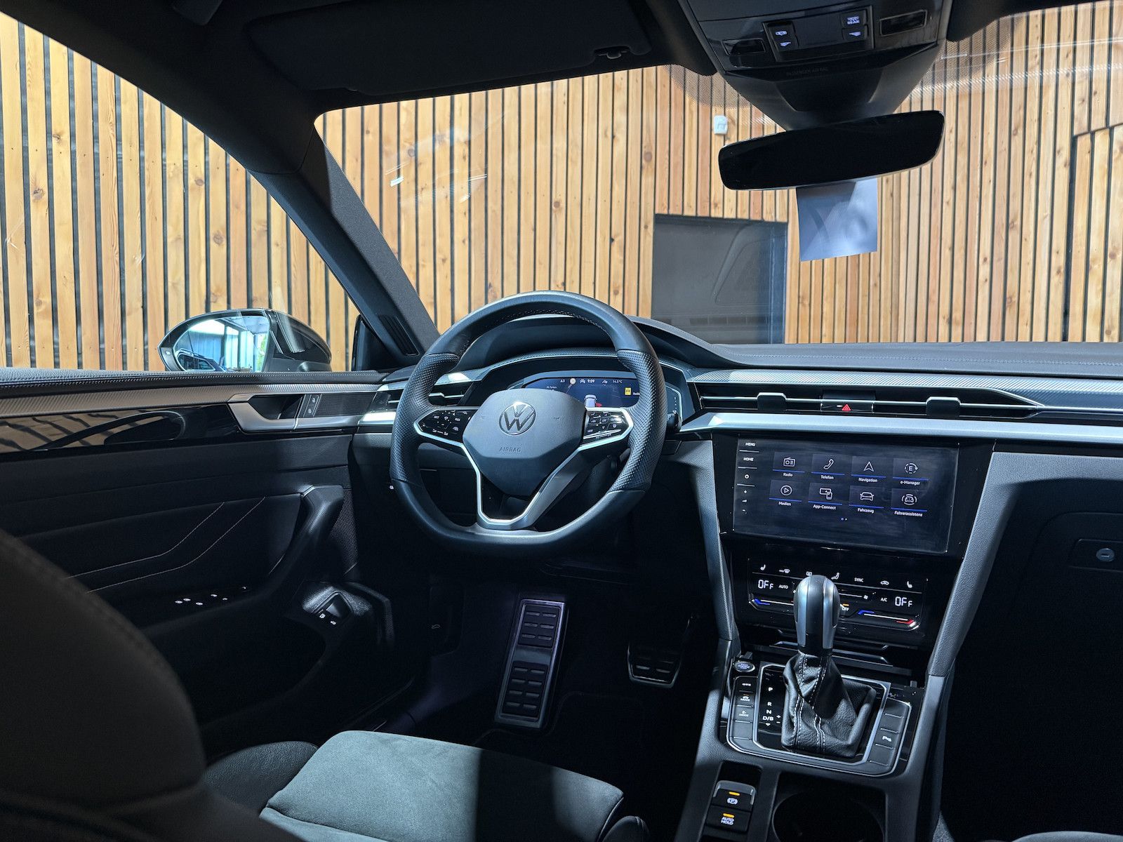 Fahrzeugabbildung Volkswagen Arteon 1.4 eHybrid SB. R-Line Navi*AHK*DCC*Kessy