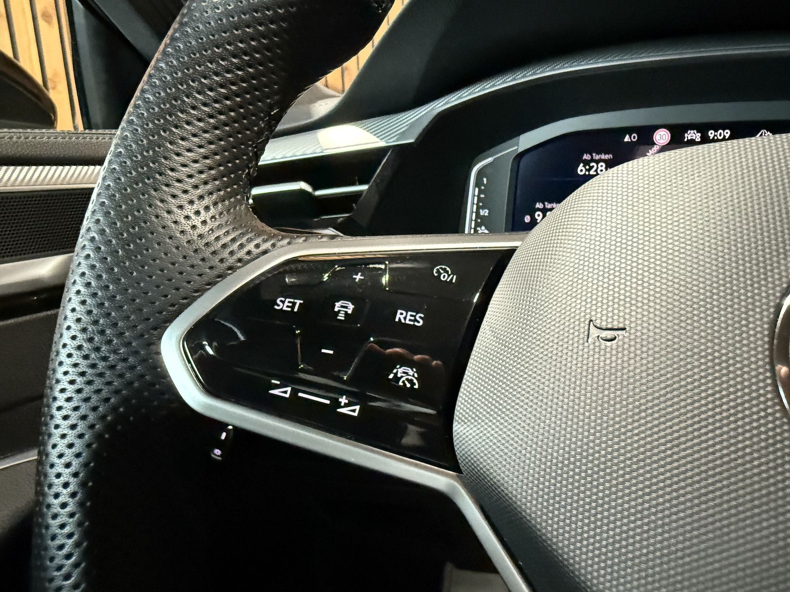 Fahrzeugabbildung Volkswagen Arteon 1.4 eHybrid SB. R-Line Navi*AHK*DCC*Kessy