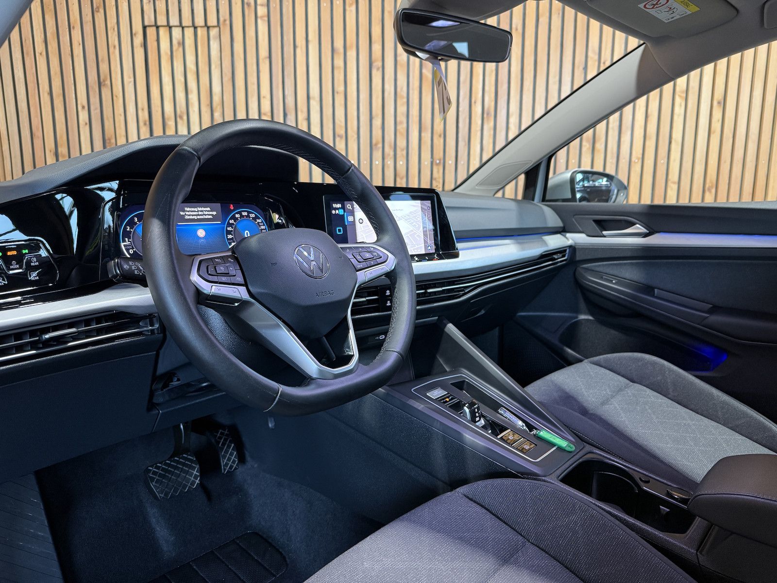 Fahrzeugabbildung Volkswagen Golf Variant 1,5 eTSI DSG Life Navi*Virt*AHK*LED