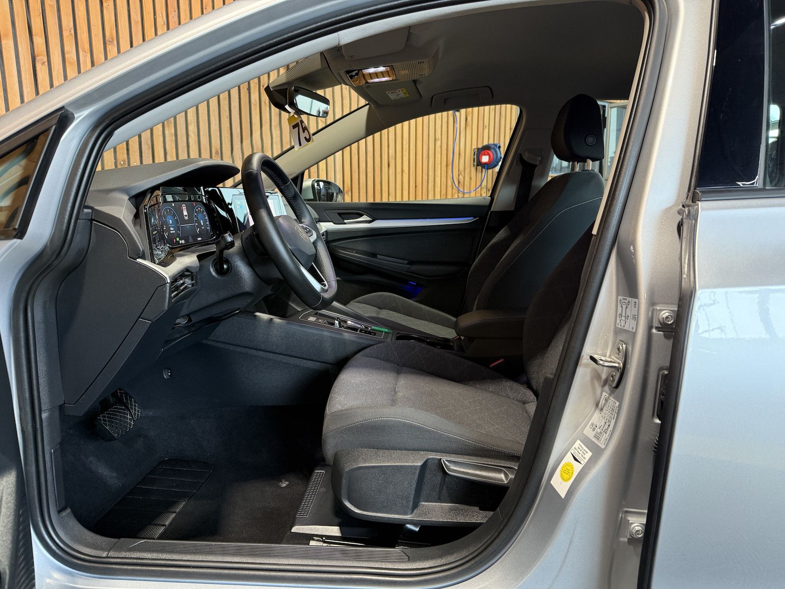 Fahrzeugabbildung Volkswagen Golf Variant 1,5 eTSI DSG Life Navi*Virt*AHK*LED