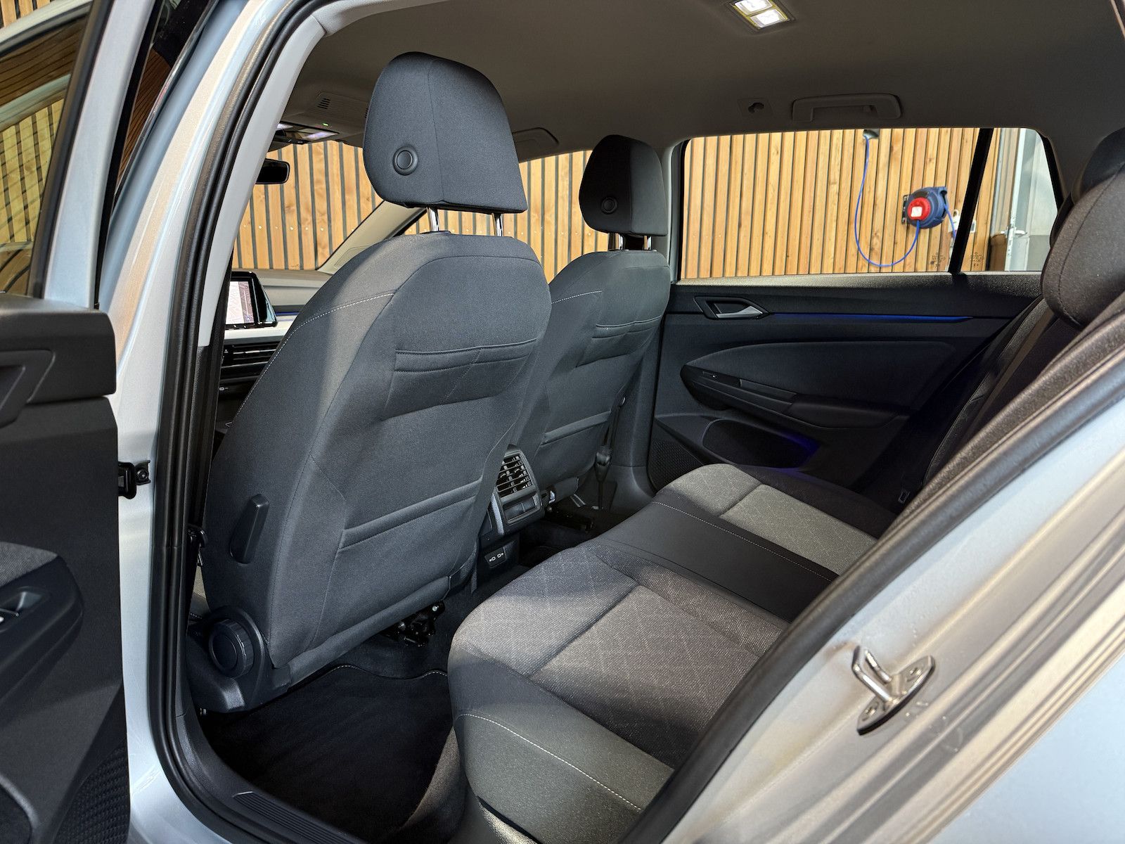 Fahrzeugabbildung Volkswagen Golf Variant 1,5 eTSI DSG Life Navi*Virt*AHK*LED