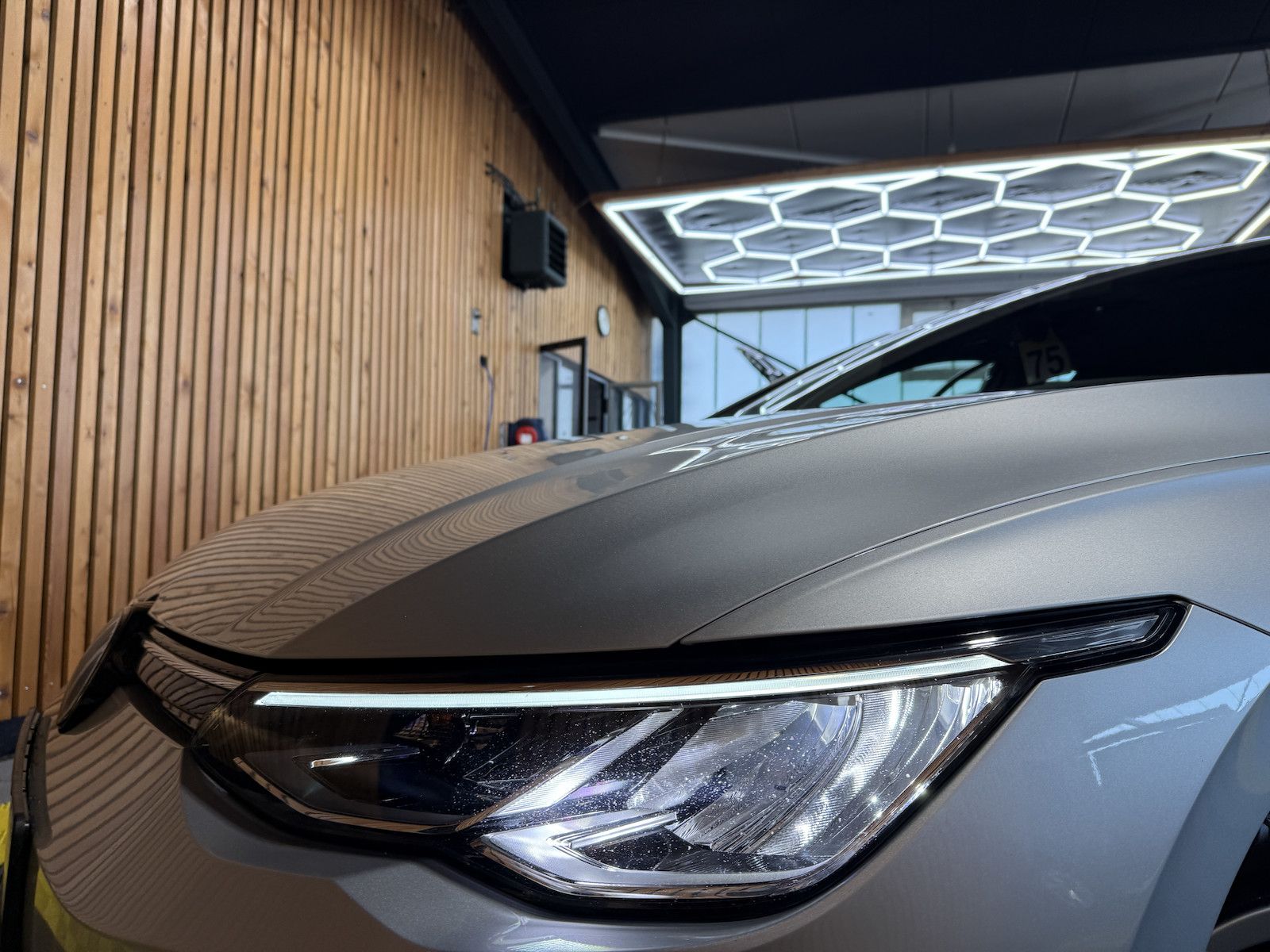 Fahrzeugabbildung Volkswagen Golf Variant 1,5 eTSI DSG Life Navi*Virt*AHK*LED