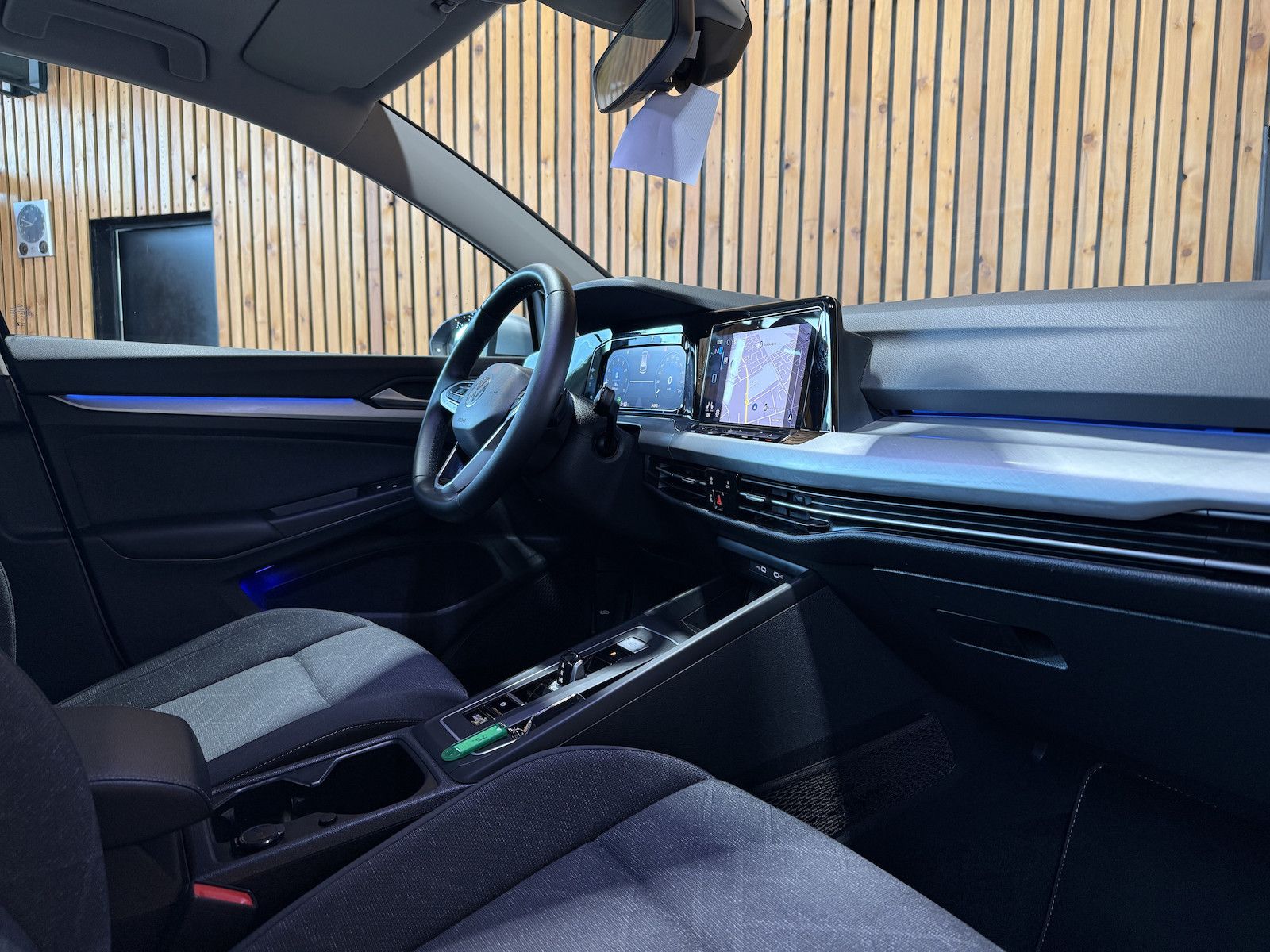 Fahrzeugabbildung Volkswagen Golf Variant 1,5 eTSI DSG Life Navi*Virt*AHK*LED