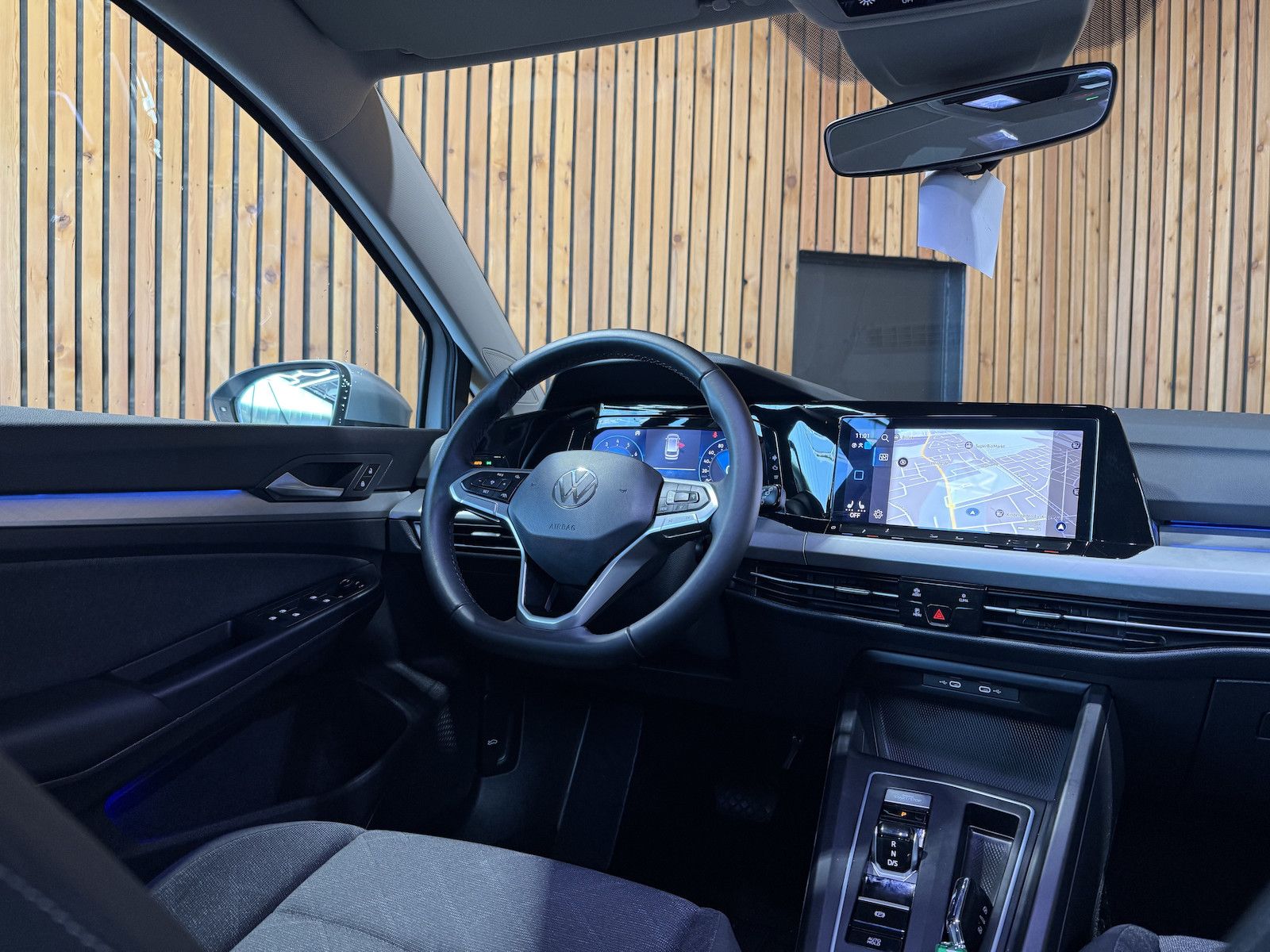 Fahrzeugabbildung Volkswagen Golf Variant 1,5 eTSI DSG Life Navi*Virt*AHK*LED
