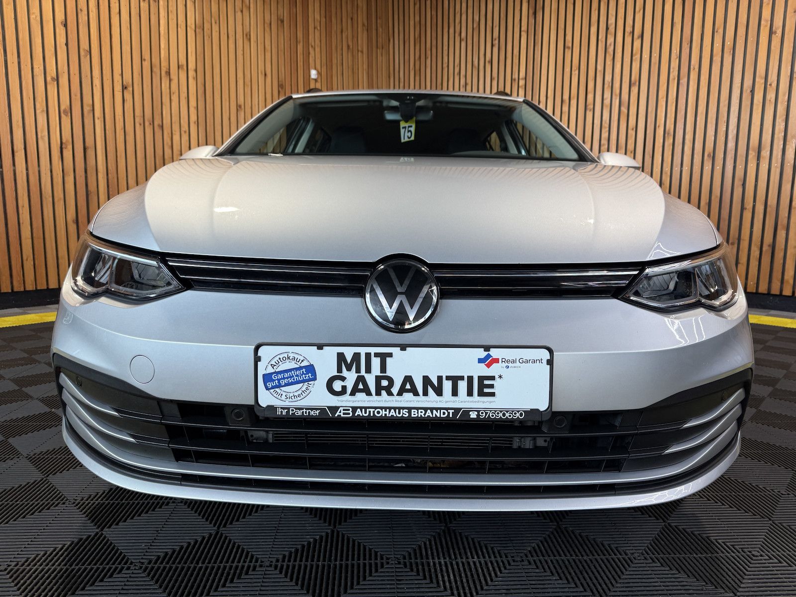 Fahrzeugabbildung Volkswagen Golf Variant 1,5 eTSI DSG Life Navi*Virt*AHK*LED