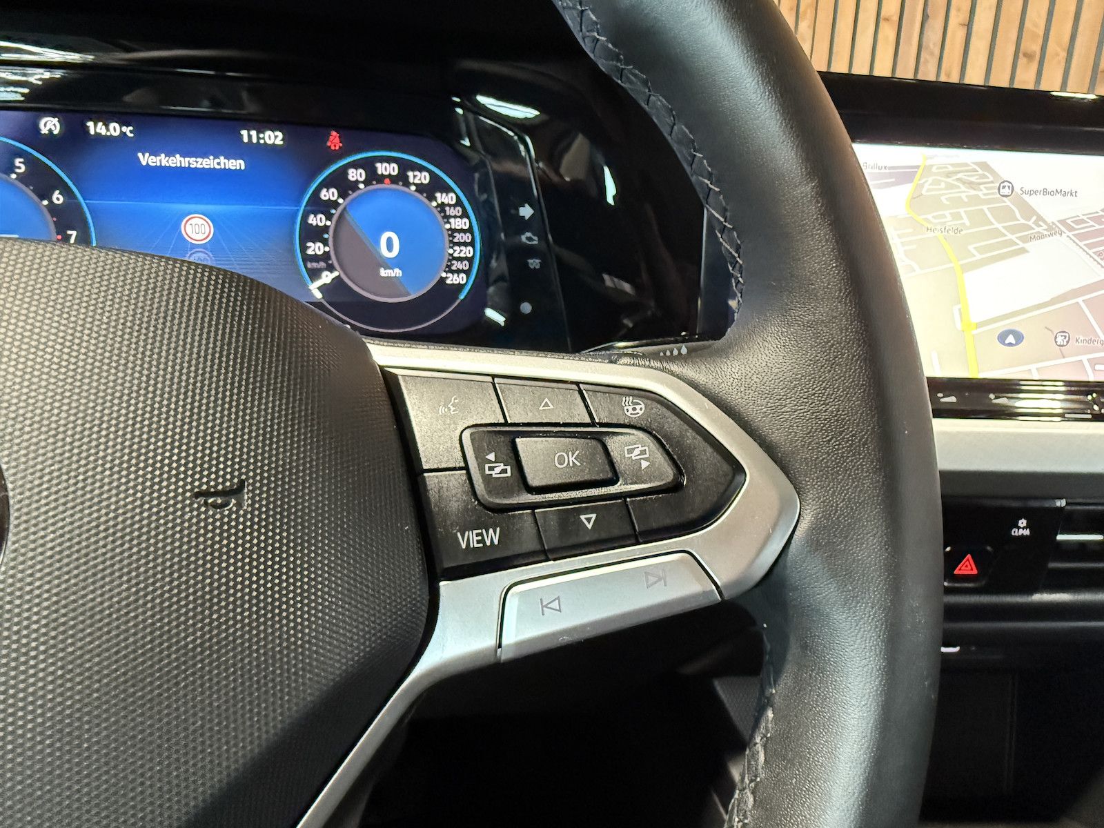 Fahrzeugabbildung Volkswagen Golf Variant 1,5 eTSI DSG Life Navi*Virt*AHK*LED