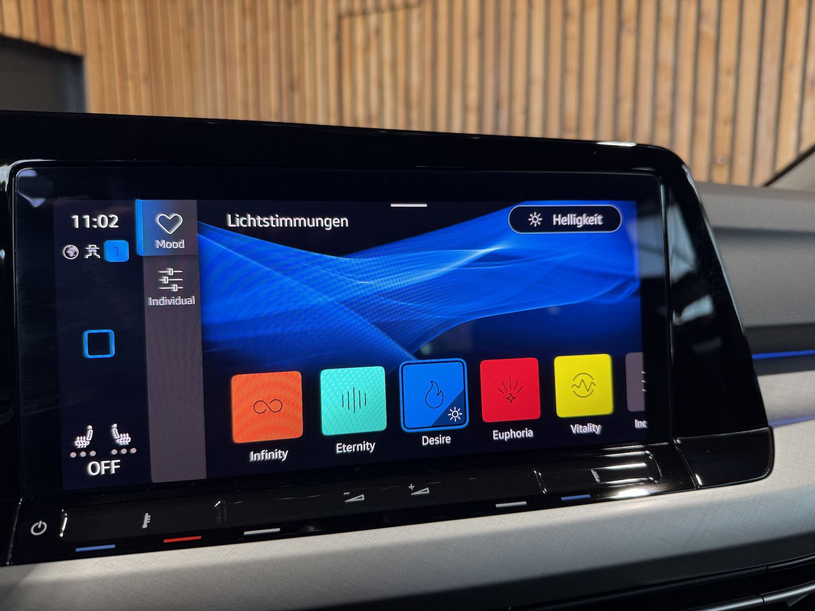 Fahrzeugabbildung Volkswagen Golf Variant 1,5 eTSI DSG Life Navi*Virt*AHK*LED