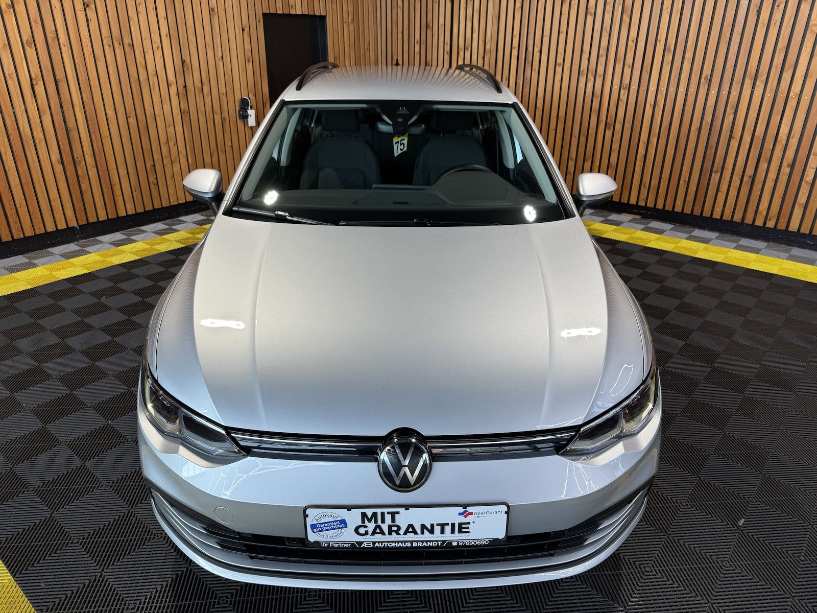 Fahrzeugabbildung Volkswagen Golf Variant 1,5 eTSI DSG Life Navi*Virt*AHK*LED