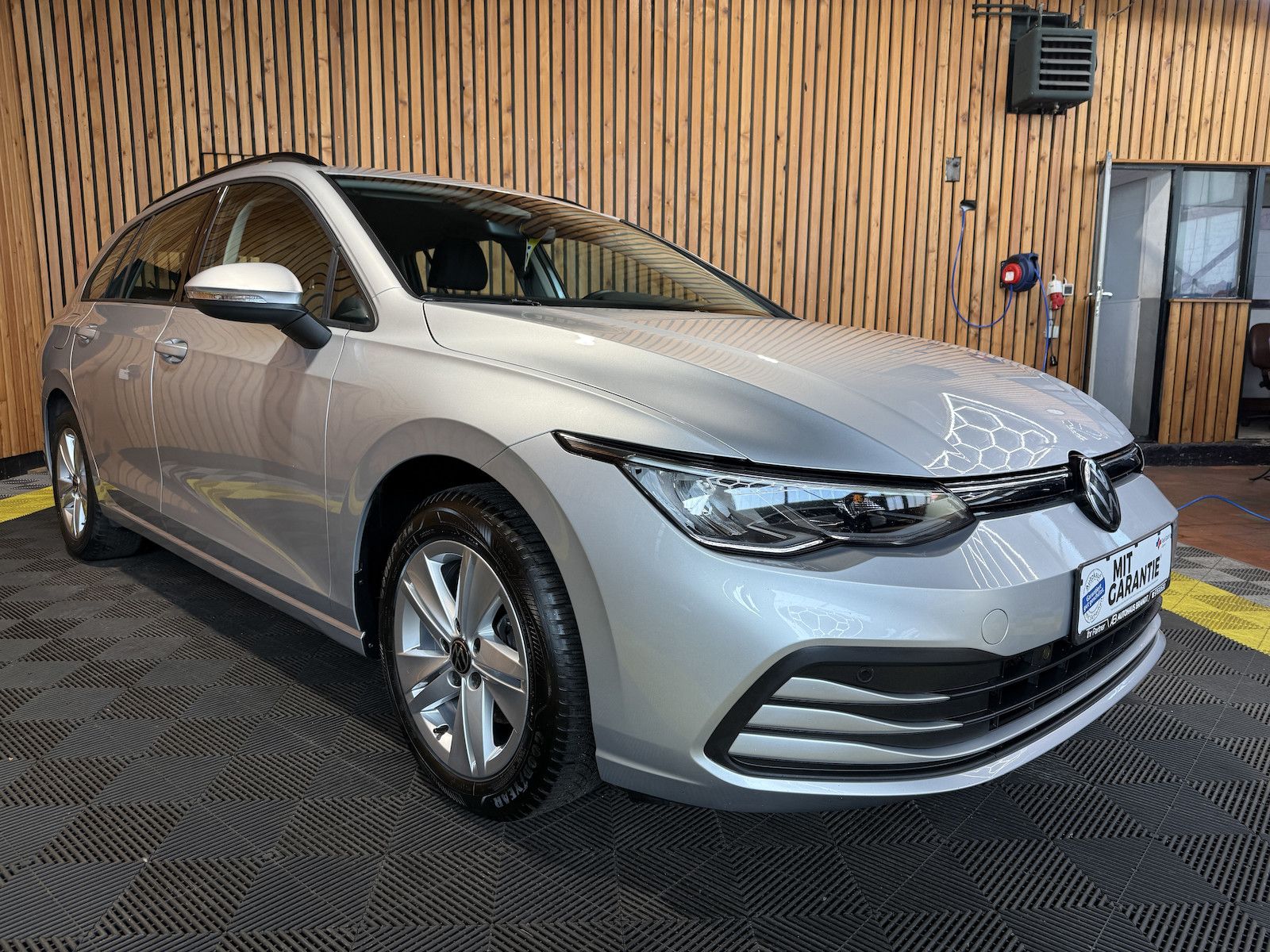 Fahrzeugabbildung Volkswagen Golf Variant 1,5 eTSI DSG Life Navi*Virt*AHK*LED