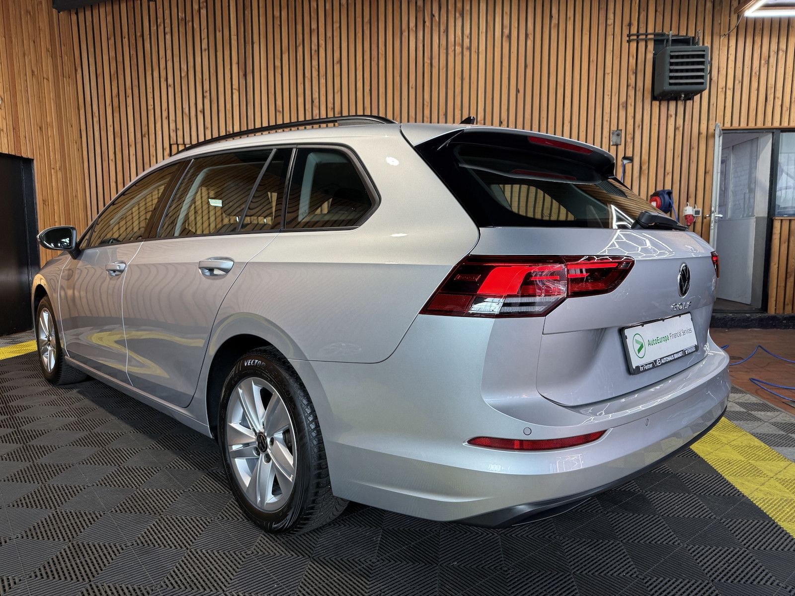 Fahrzeugabbildung Volkswagen Golf Variant 1,5 eTSI DSG Life Navi*Virt*AHK*LED