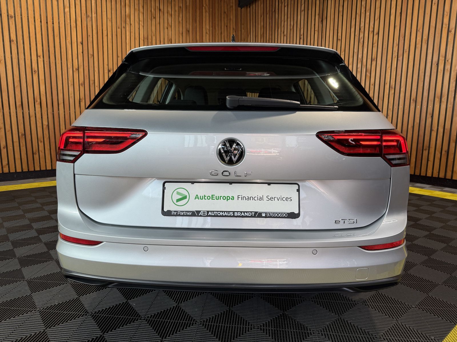 Fahrzeugabbildung Volkswagen Golf Variant 1,5 eTSI DSG Life Navi*Virt*AHK*LED