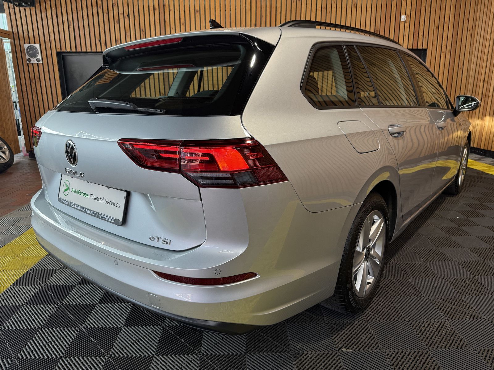 Fahrzeugabbildung Volkswagen Golf Variant 1,5 eTSI DSG Life Navi*Virt*AHK*LED