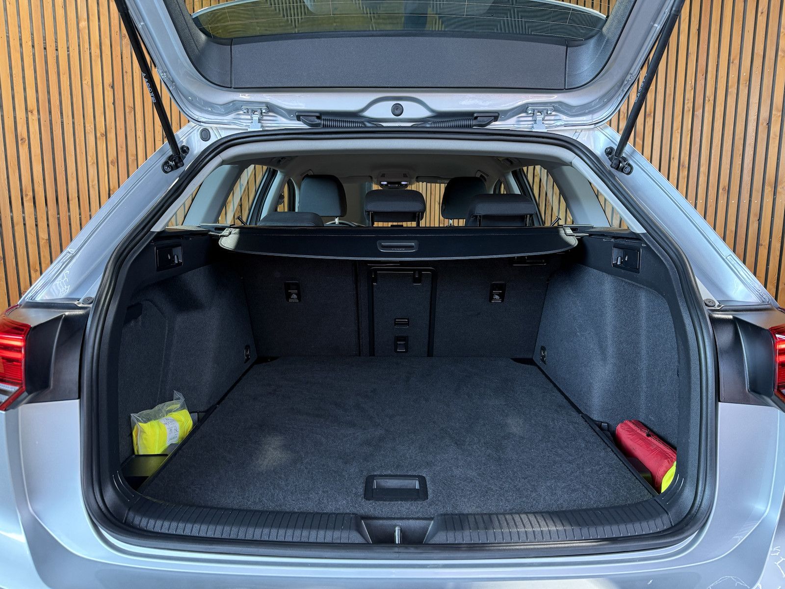 Fahrzeugabbildung Volkswagen Golf Variant 1,5 eTSI DSG Life Navi*Virt*AHK*LED