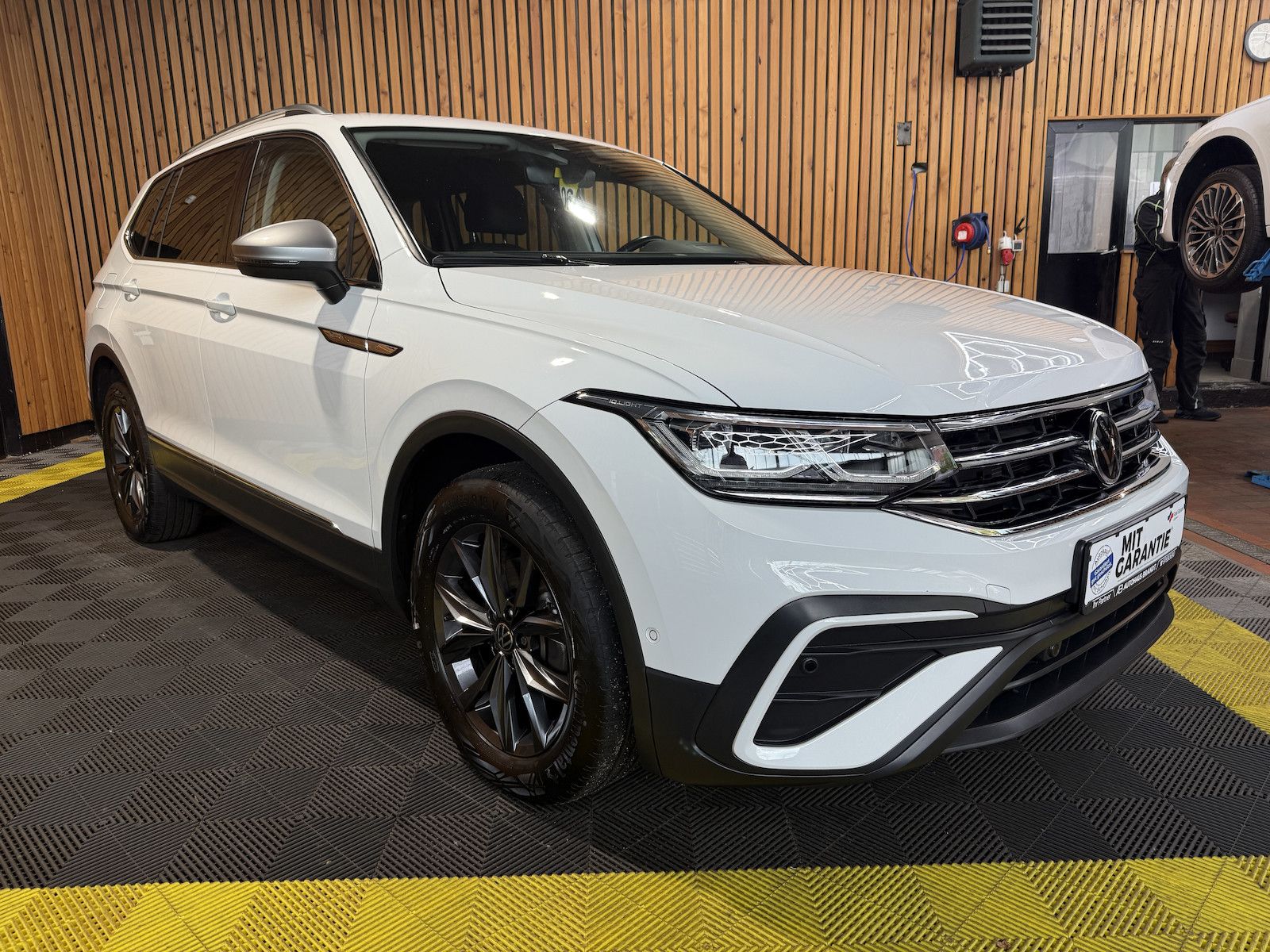 Fahrzeugabbildung Volkswagen Tiguan Allspace 2,0 TDI DSG *Navi*Kam*AHK*Matrix