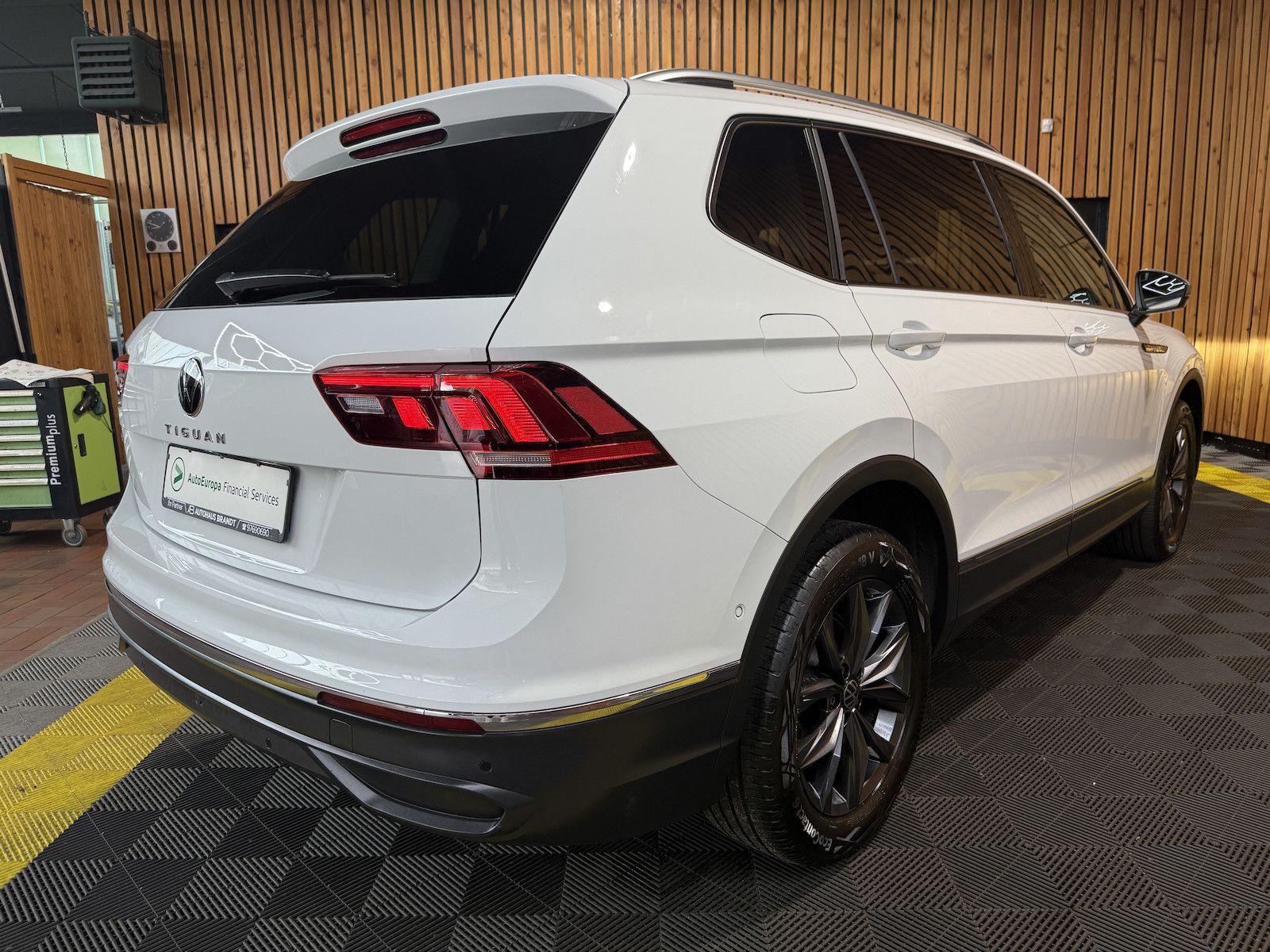 Fahrzeugabbildung Volkswagen Tiguan Allspace 2,0 TDI DSG *Navi*Kam*AHK*Matrix
