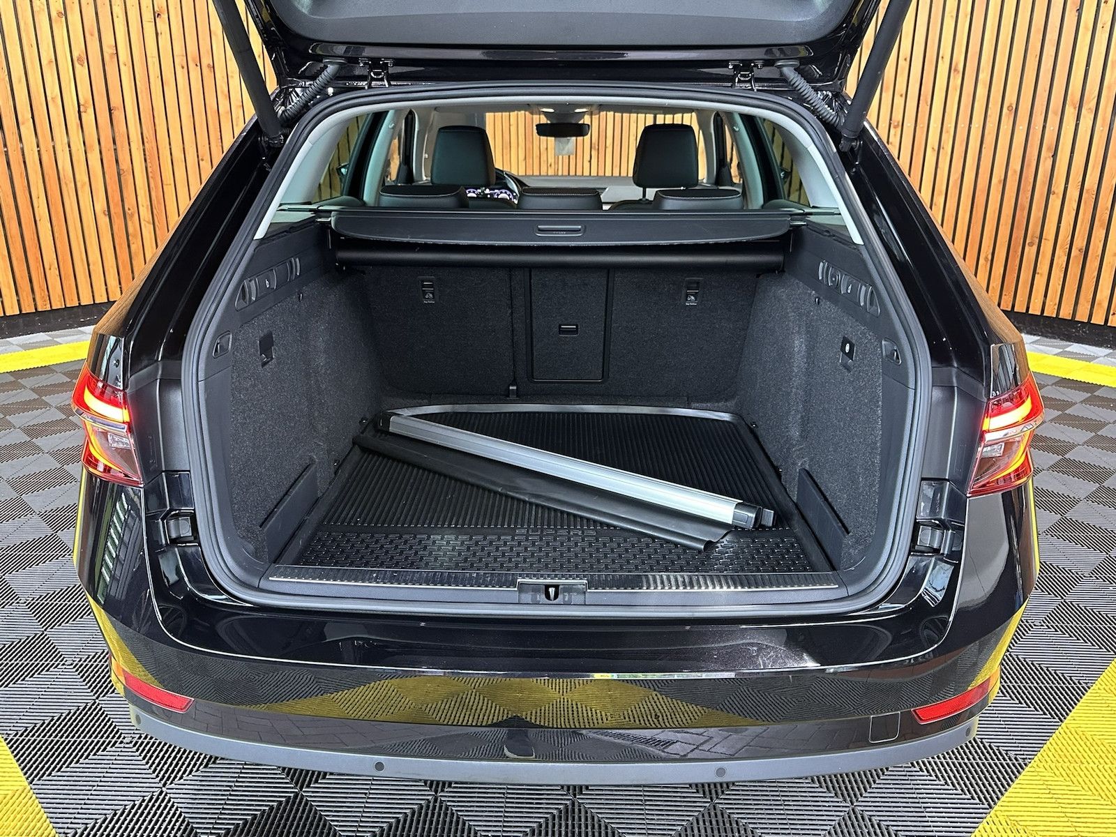 Fahrzeugabbildung SKODA Superb Combi TDI DSG *Navi*ACC*Virtual*Leder*LED