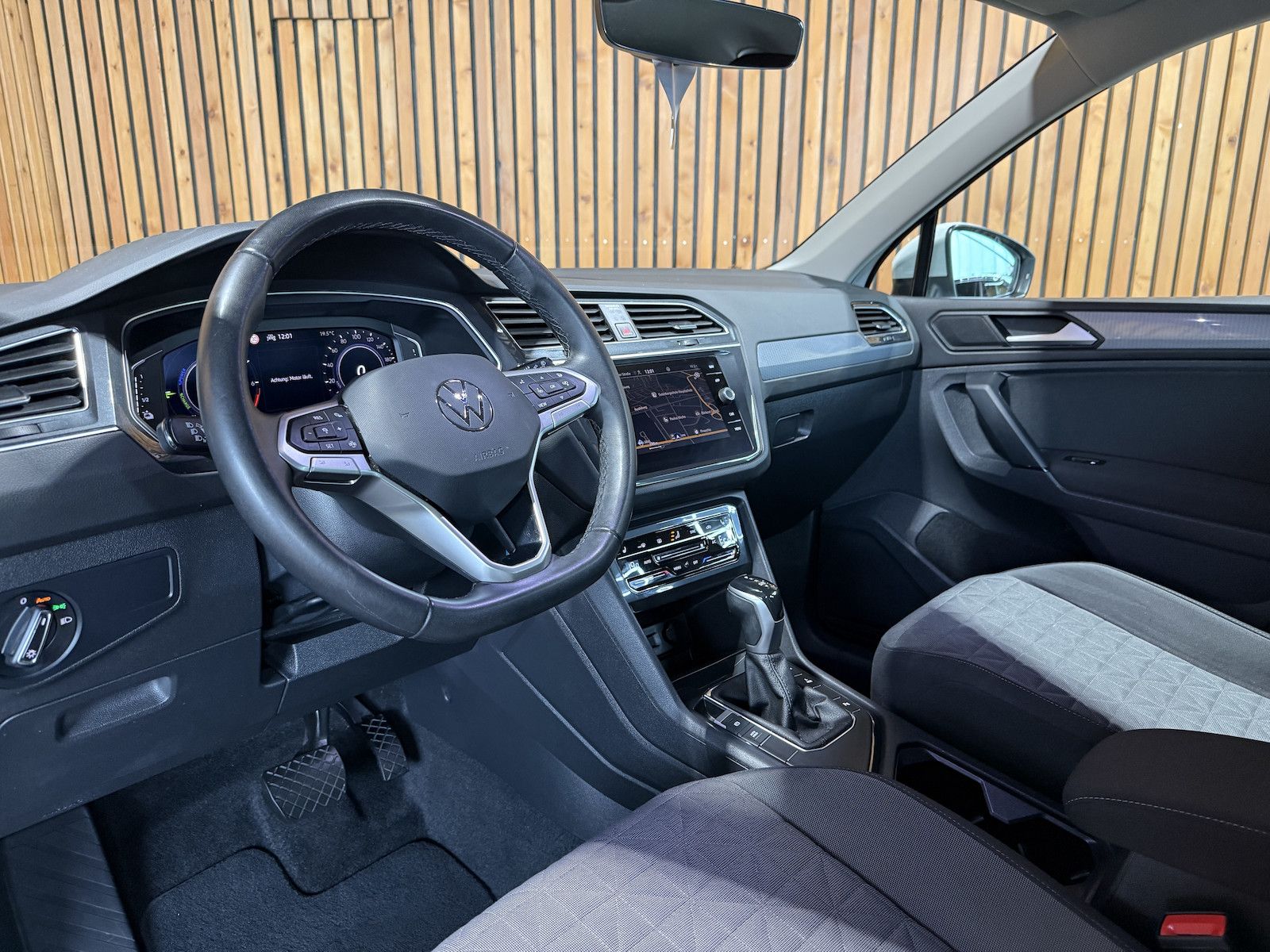Fahrzeugabbildung Volkswagen Tiguan 1,4 eHybrid Life DSG *Navi*ACC*LED*AHK