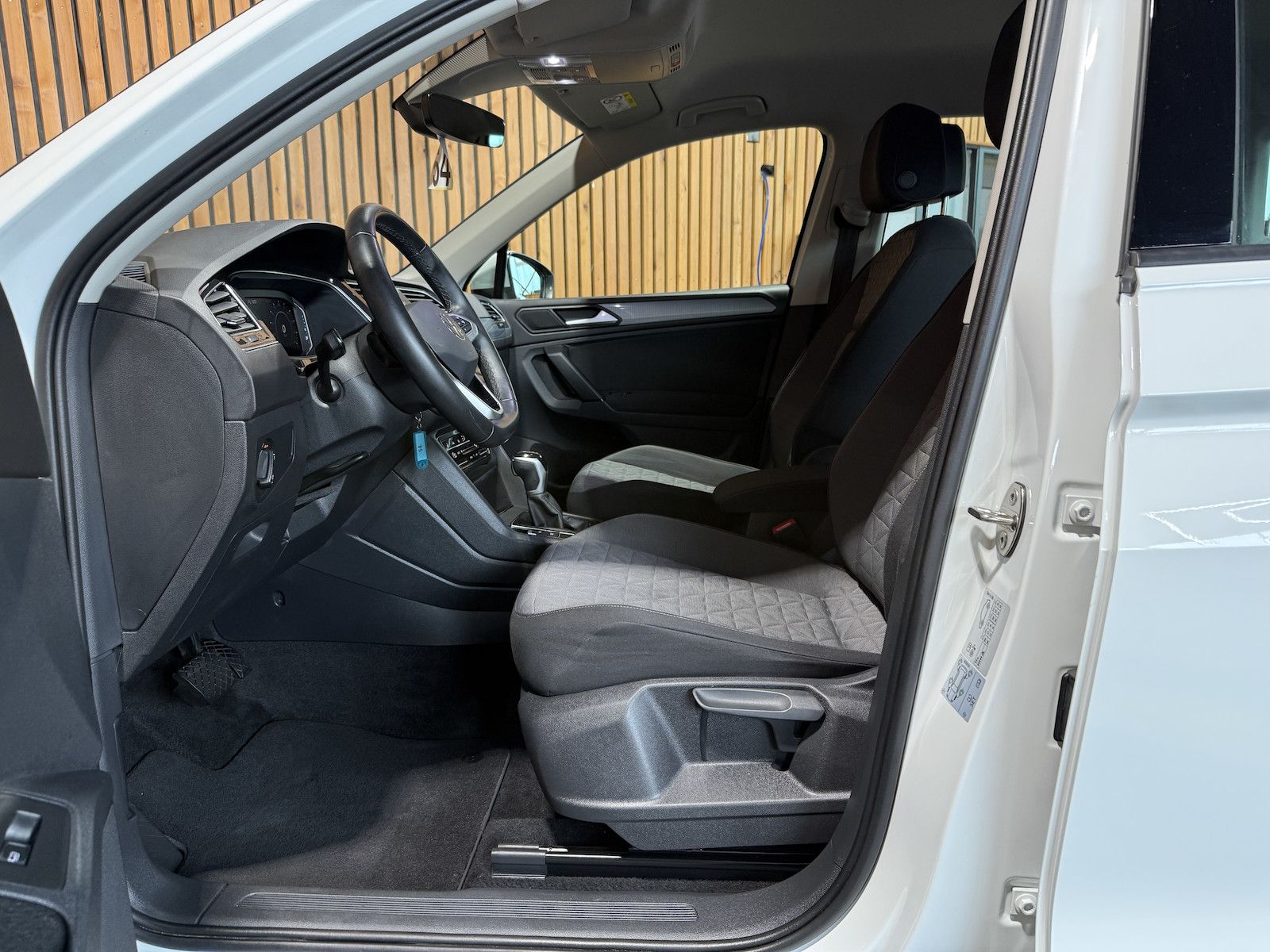 Fahrzeugabbildung Volkswagen Tiguan 1,4 eHybrid Life DSG *Navi*ACC*LED*AHK