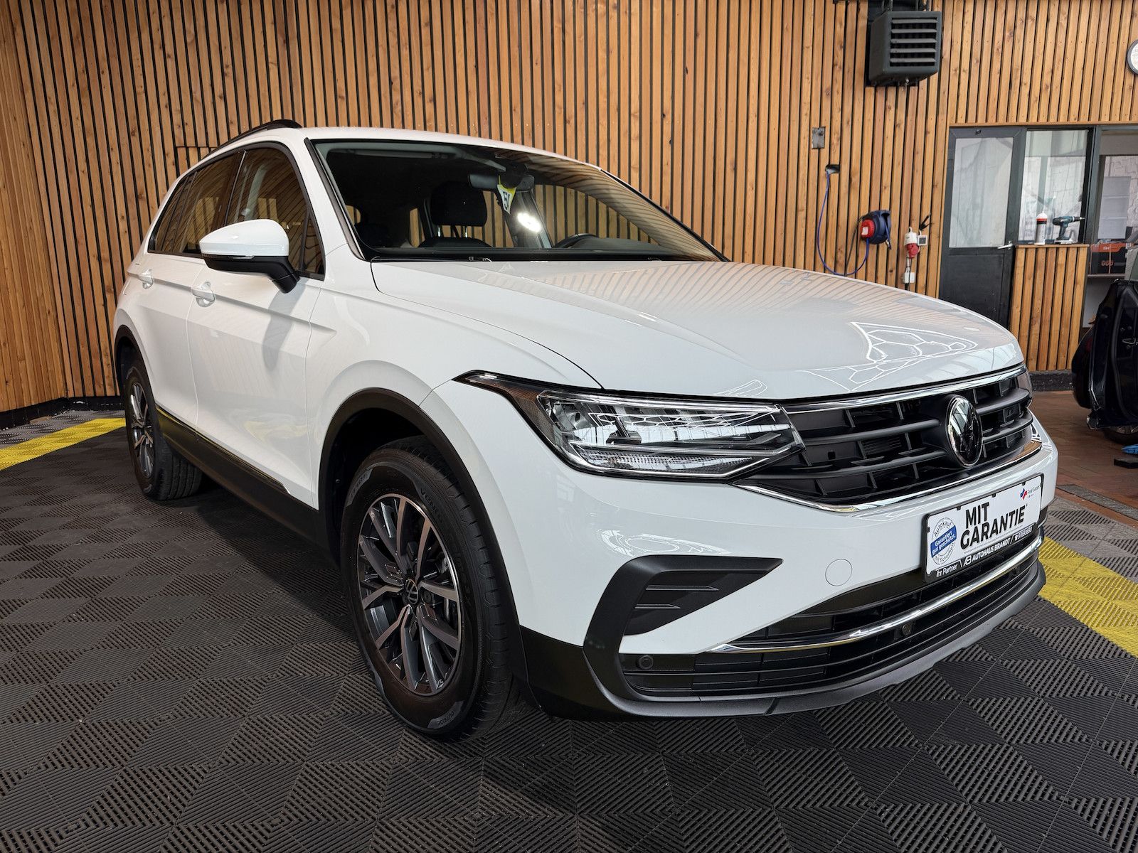 Fahrzeugabbildung Volkswagen Tiguan 1,4 eHybrid Life DSG *Navi*ACC*LED*AHK