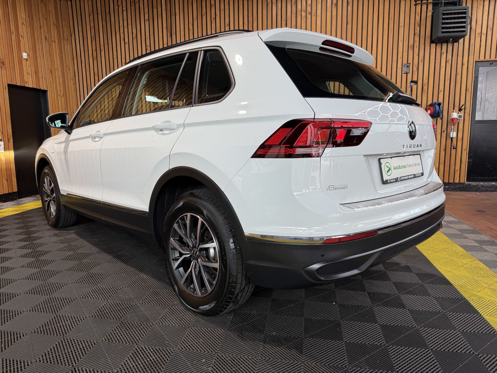 Fahrzeugabbildung Volkswagen Tiguan 1,4 eHybrid Life DSG *Navi*ACC*LED*AHK